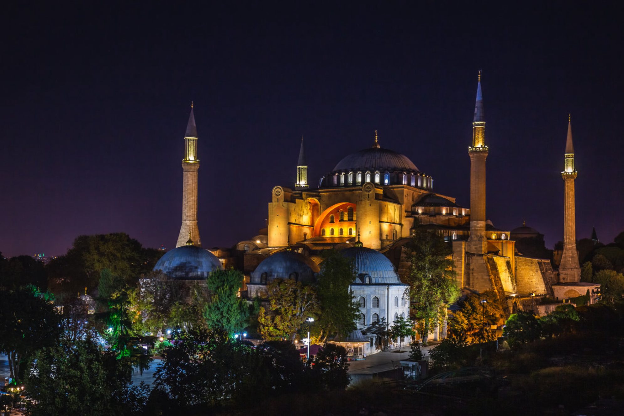 Ощущение «парящего» купола, усиленное подсветкой. Источник фото: shutterstock.com