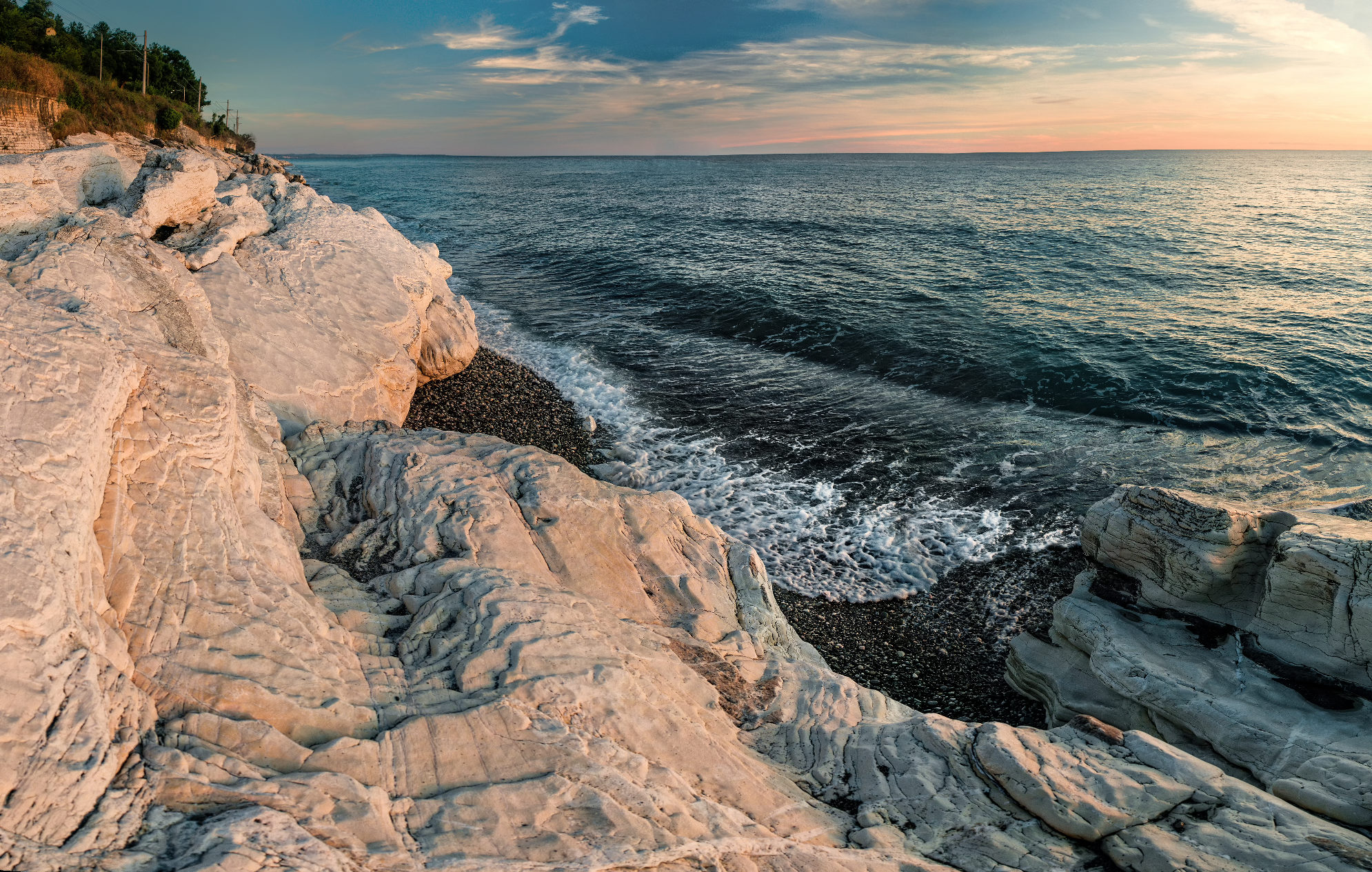 Белые скалы на берегу Черного моря, Абхазия. Источник: Shutterstock