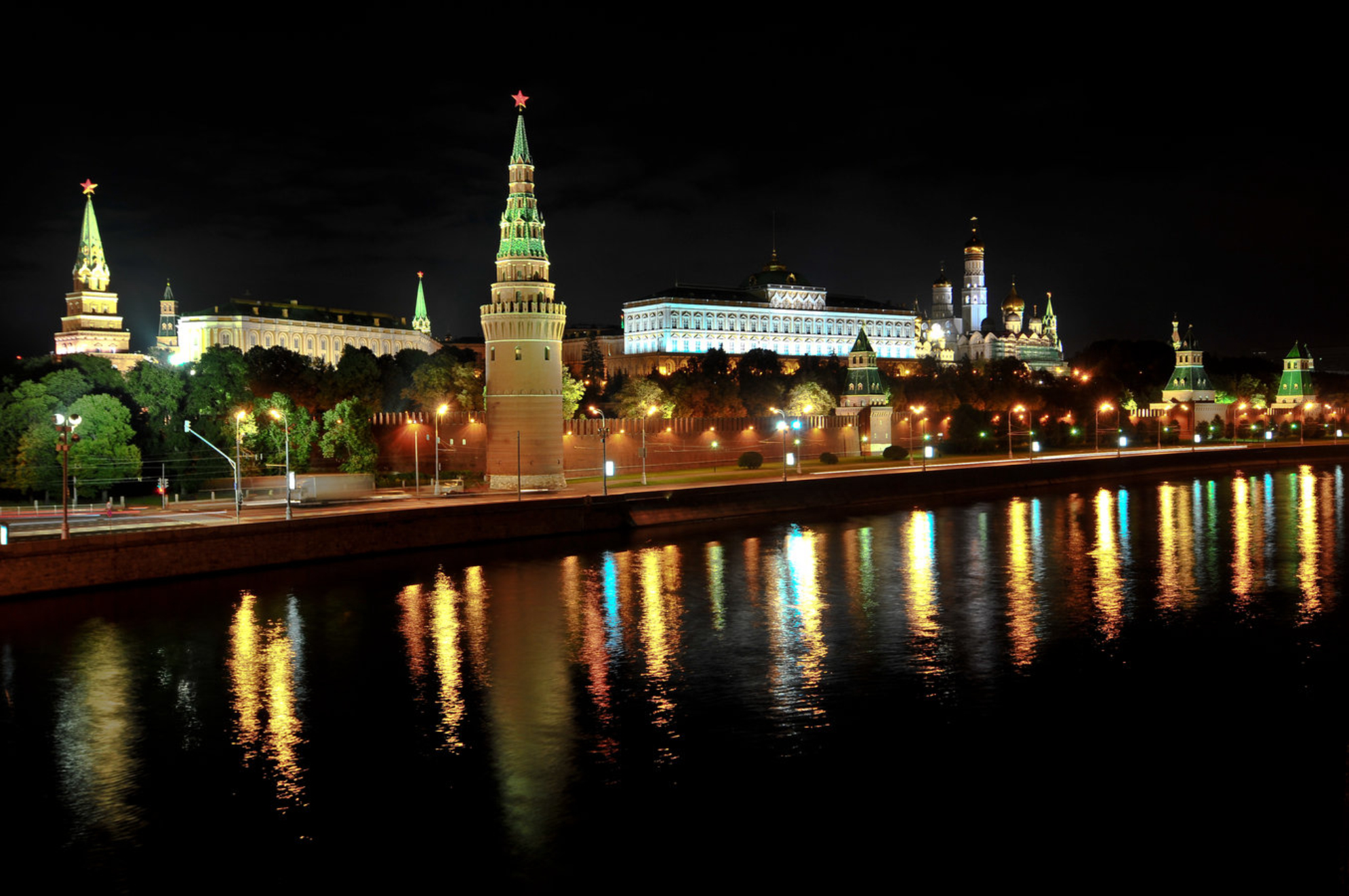 Здания в центре Москвы оснащены специальной архитектурной подсветкой. Источник: Shutterstock