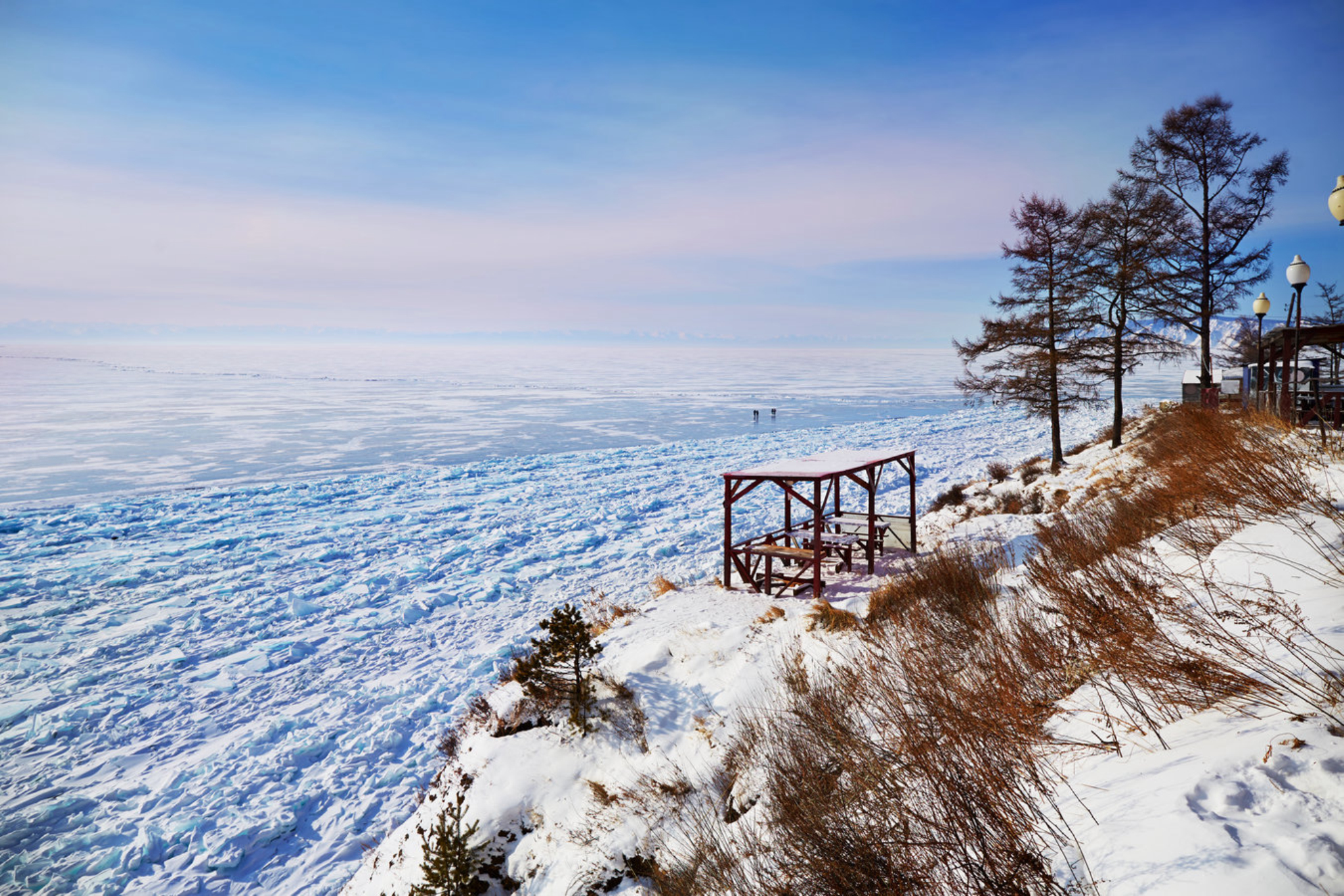 Оборудованная пикниковая зона с прекрасным видом на озеро Shutterstock