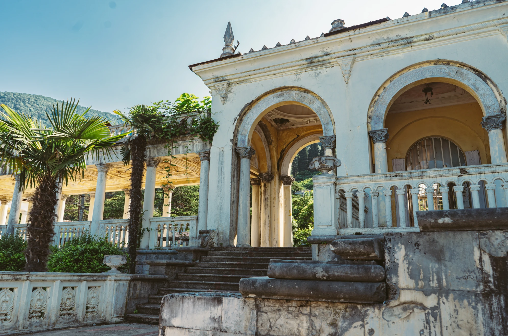 Колоннада заброшенного вокзала в Абхазии. Источник: Shutterstock