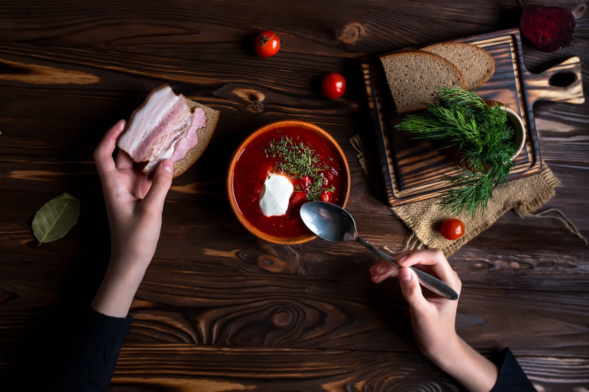 Борщ, черный хлеб и сало - что может быть вкуснее.