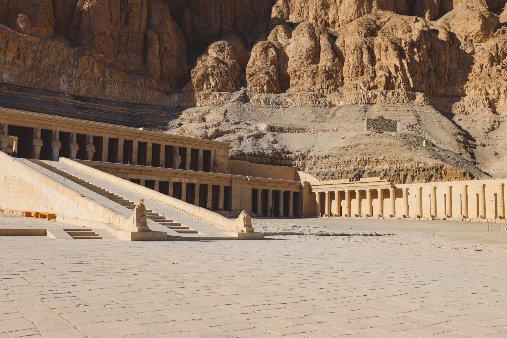 Вид на главный вход в древний храм Хатшепсут. Источник: Shutterstock