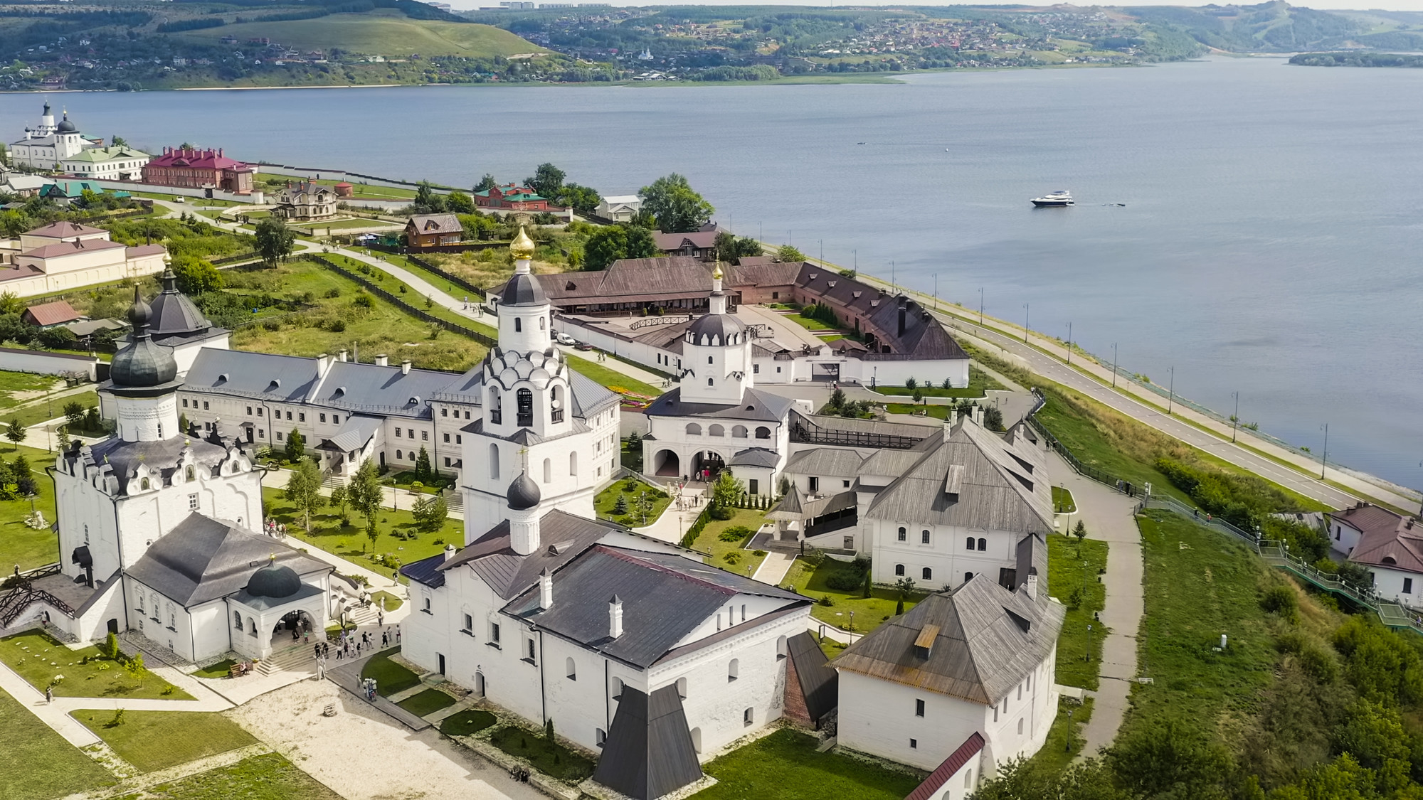 Вид с высоты птичьего полета на Успенский собор и монастырь города-острова Свияжск. Источник: Shutterstock