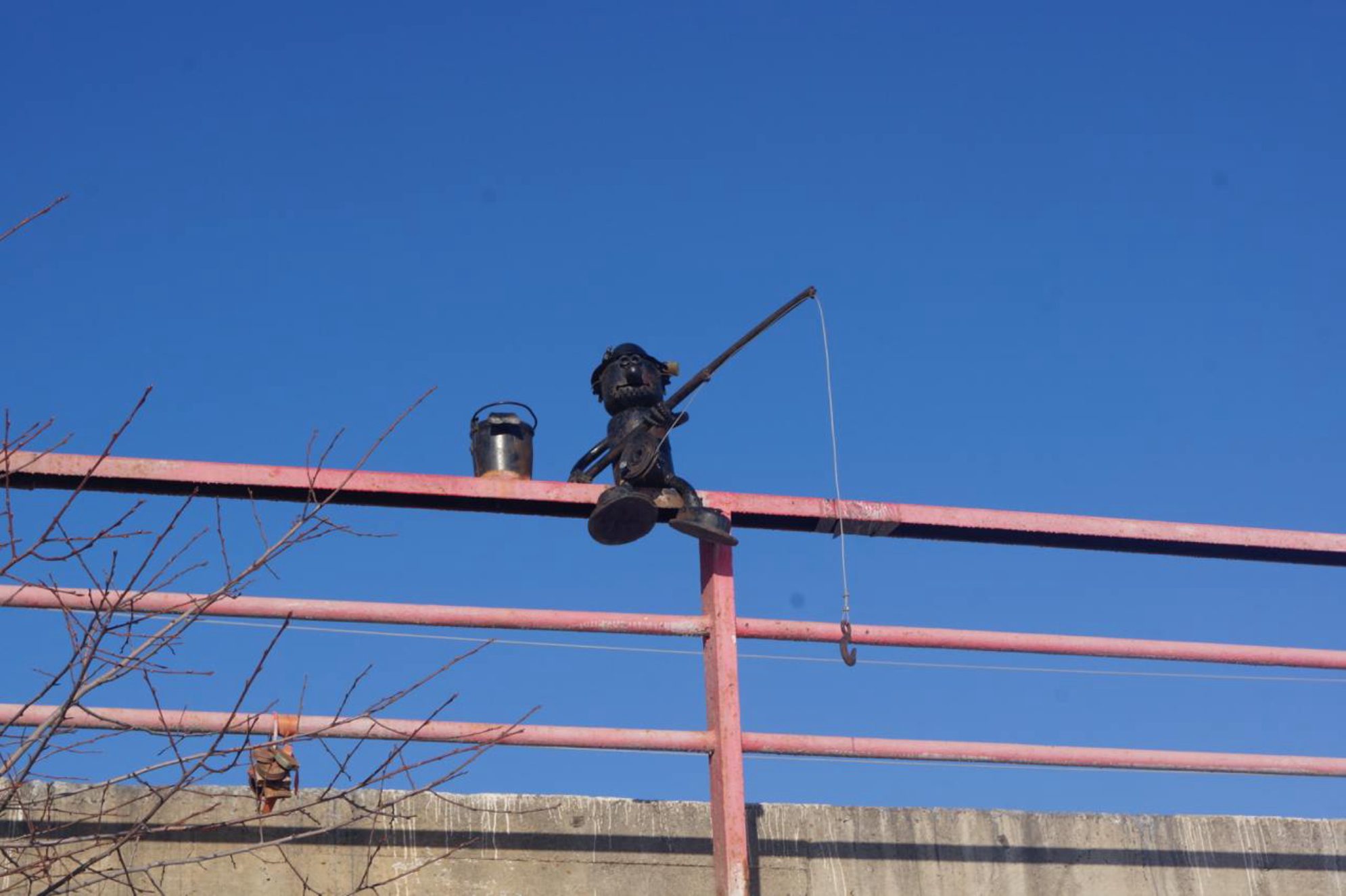 Фигурка железного рыбака. Автор фото: Марина Тихомирова