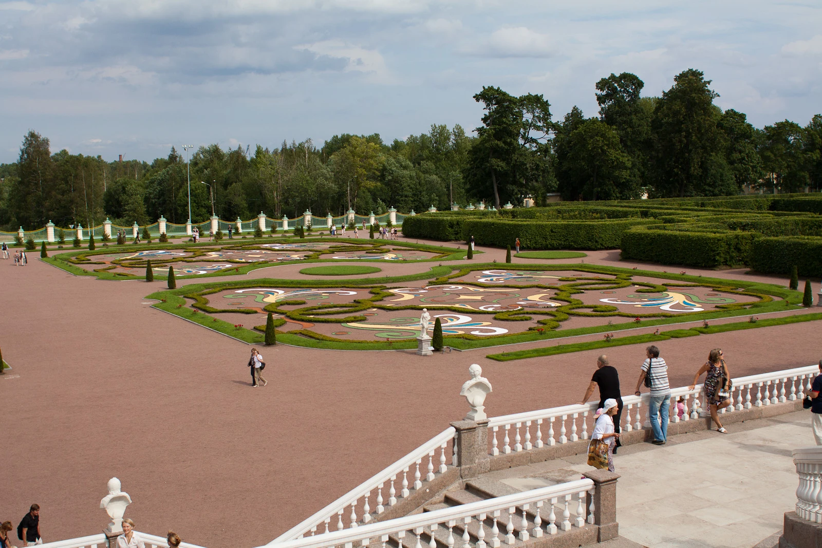 Нижний парк - классический регулярный парк XVIII века с геометрически правильной планировкой, симметричными аллеями, стрижеными деревьями, цветочными партерами и фонтанами