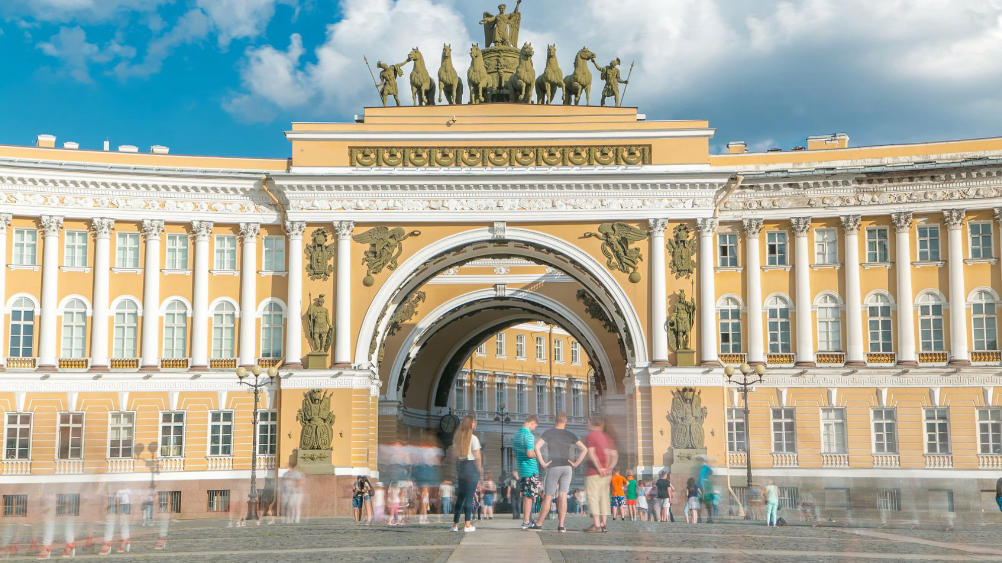 Ежедневно Главный штаб Эрмитажа посещают тысячи туристов. Источник фото: Shutterstock