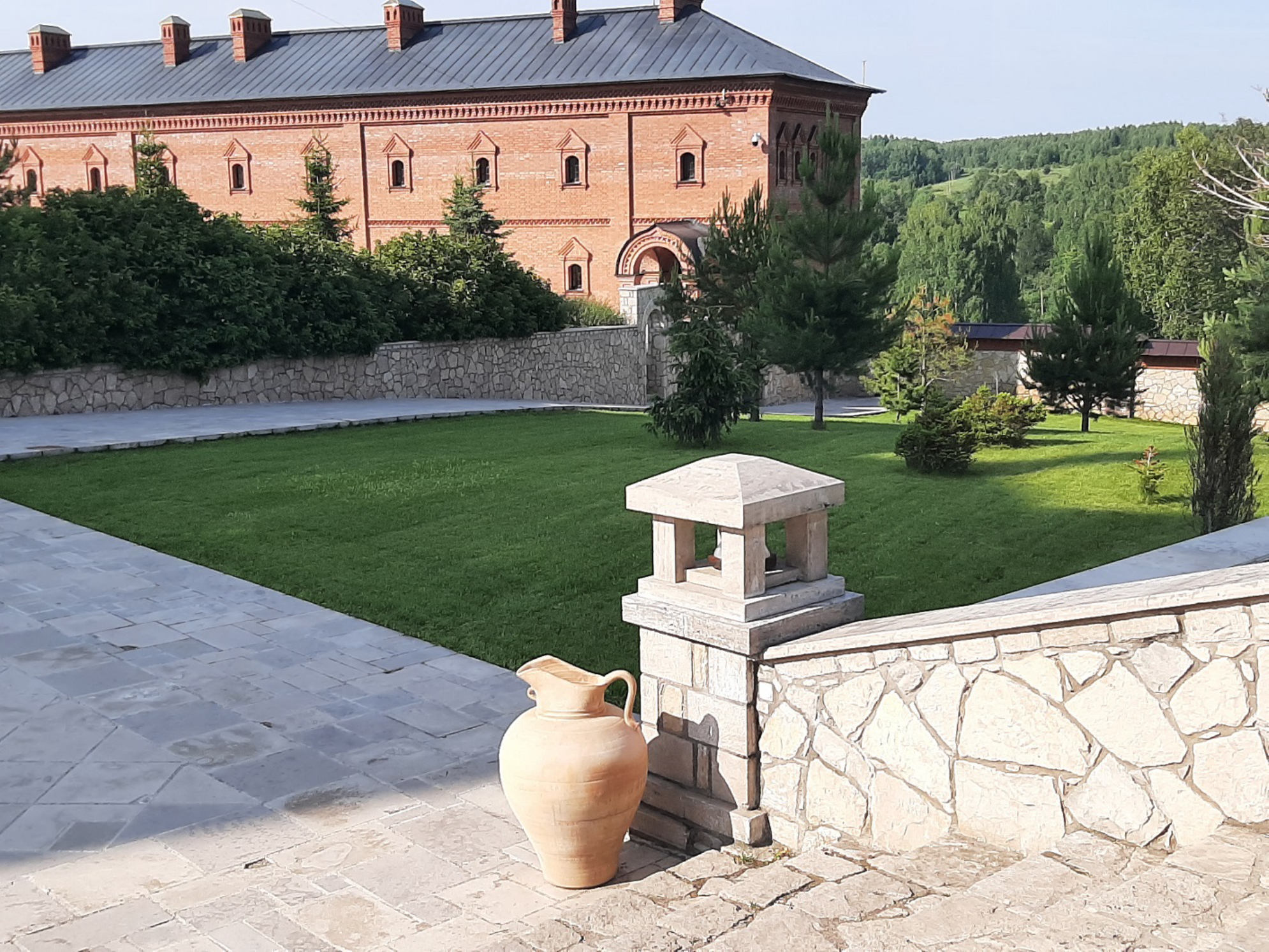 Ухоженная территория монастыря. Автор фото: Ирина Дорофеева