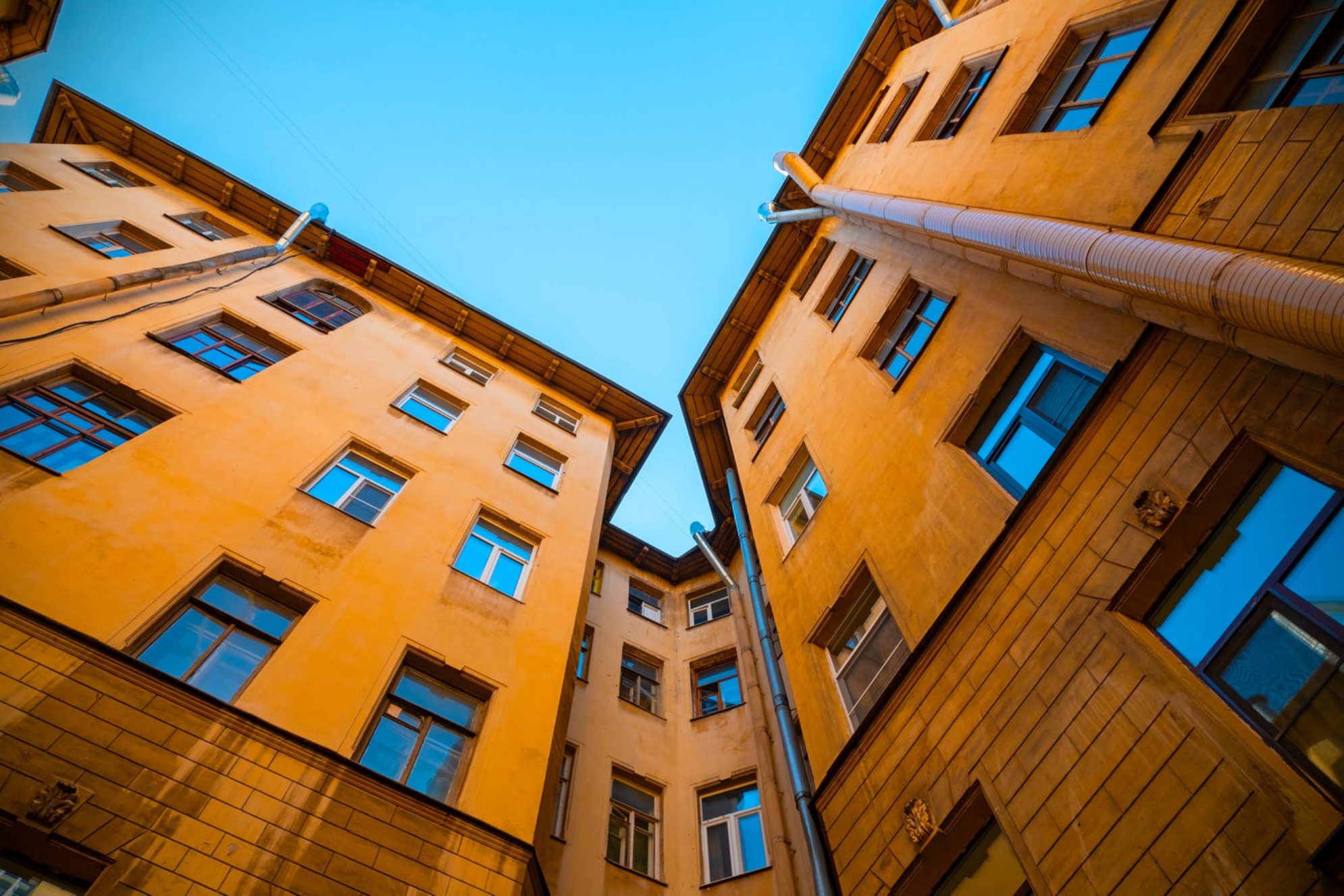 Изучая доходные дома Санкт-Петербурга, вы не просто прогуляетесь по улицам, а перенесетесь во времени, прикоснетесь к невидимой, но такой важной стороне жизни города. Источник: Shutterstock