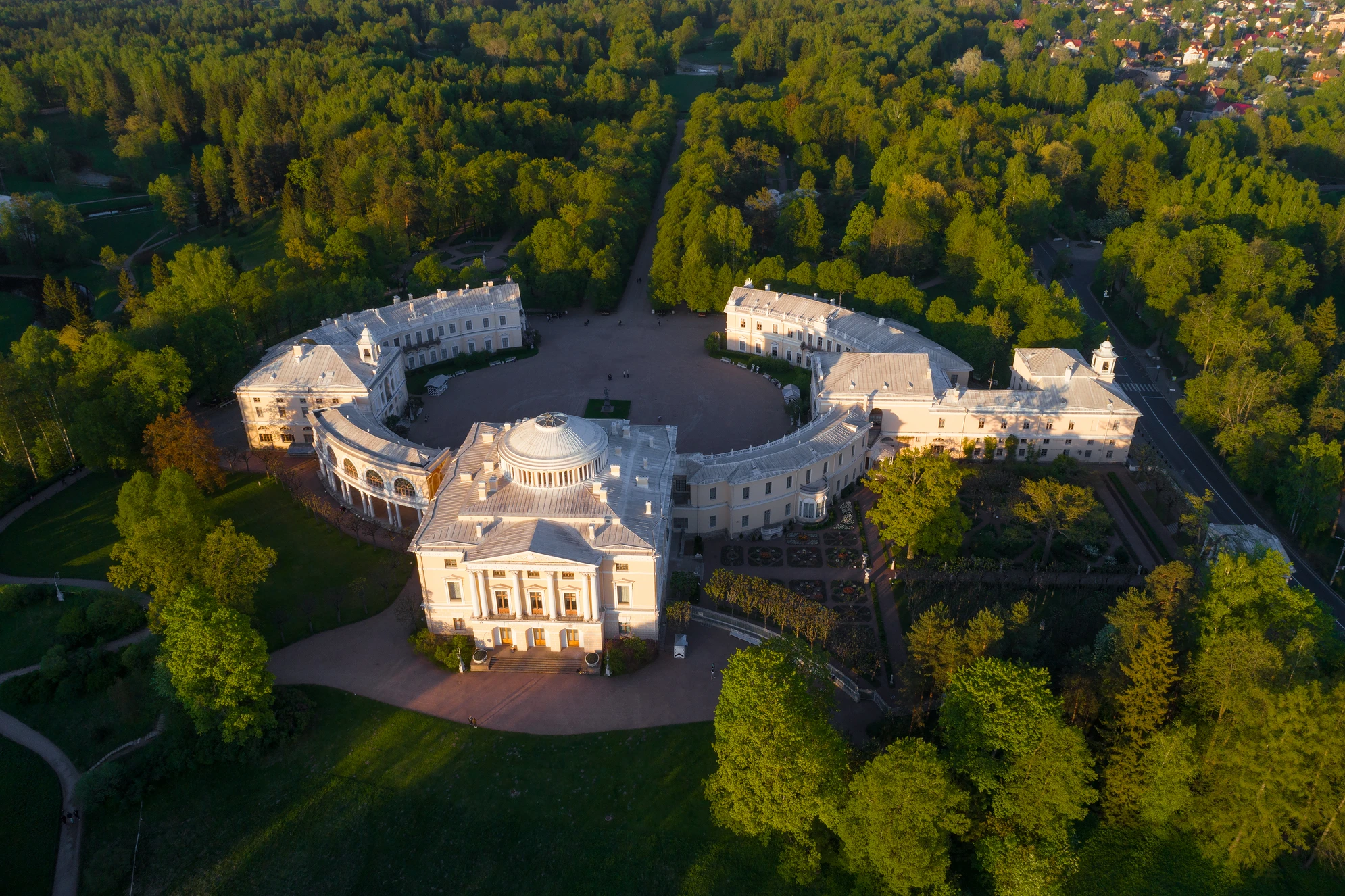Аэрофотосъемка над Павловским дворцом солнечным майским вечером. Источник: Shutterstock
