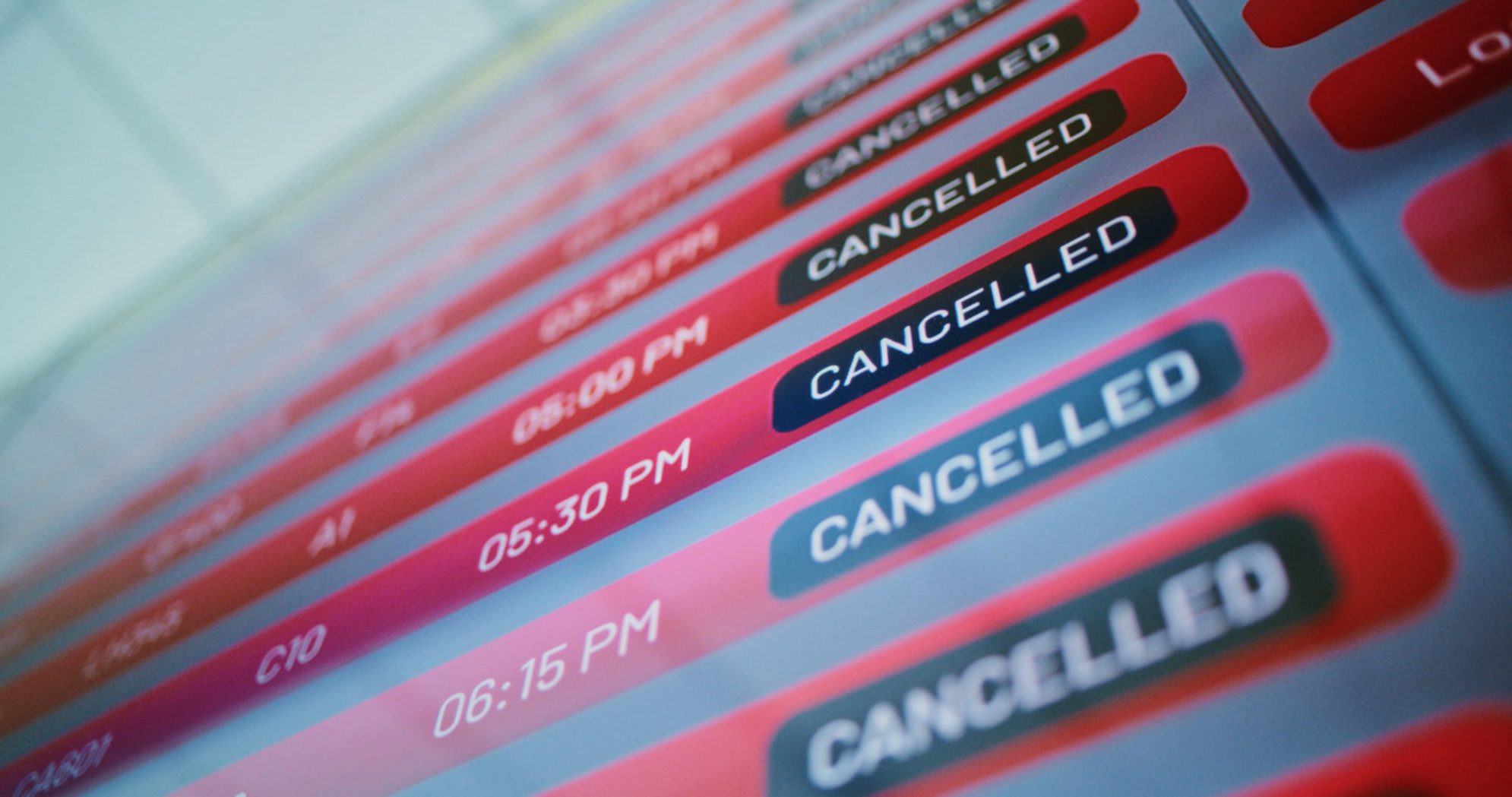 Страховка и знание правил авиакомпании - ваш главный инструмент для спокойного путешествия в неспокойное время. Источник: Shutterstock.com