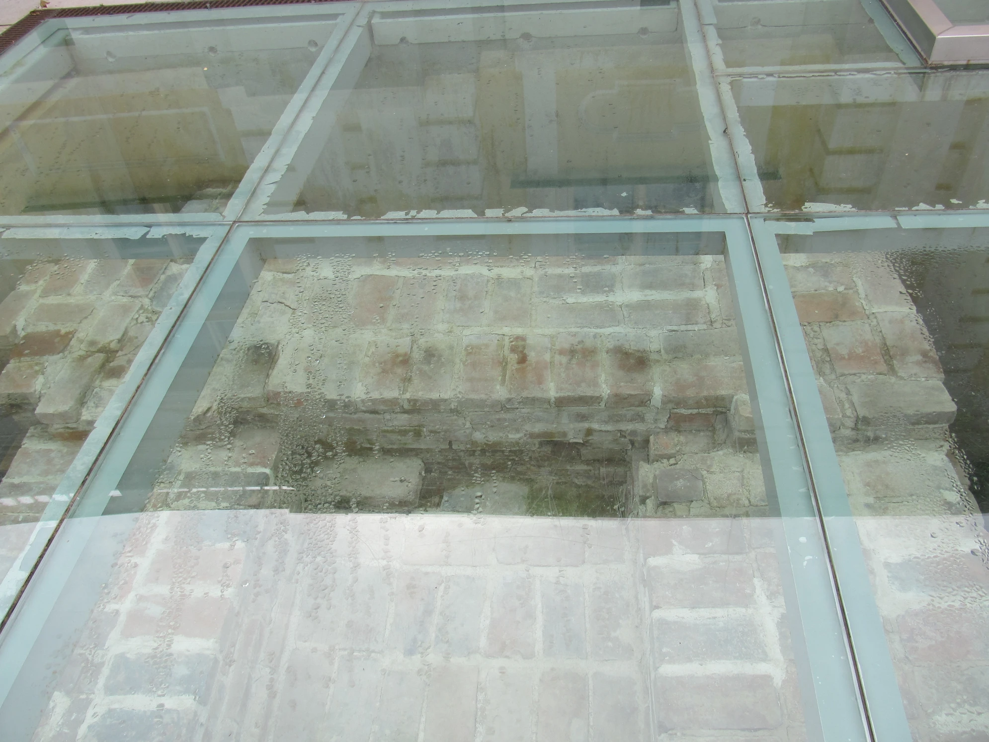 В ходе масштабной реставрации 1990-2010-х годов под стеклом на террасах Большого Меншиковского дворца были сохранены открытые исторические конструкции фундамента и кирпичной кладки