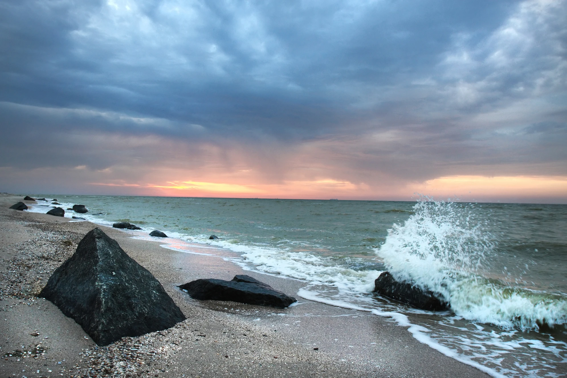 Впечатляющий восход солнца на Азовском море. Источник: Shutterstock