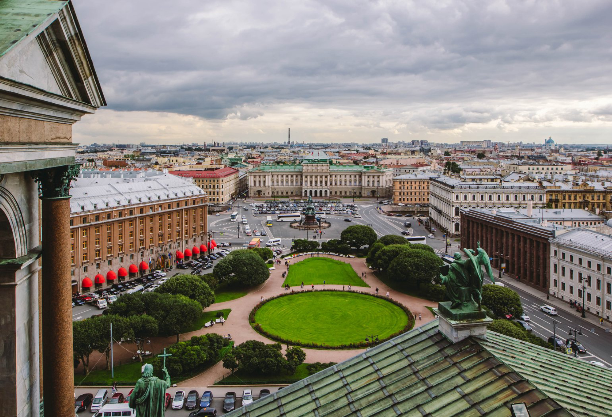 Чтобы полюбоваться видами с Исаакия, нужно преодолеть 200 ступенек. Источник: Shutterstock