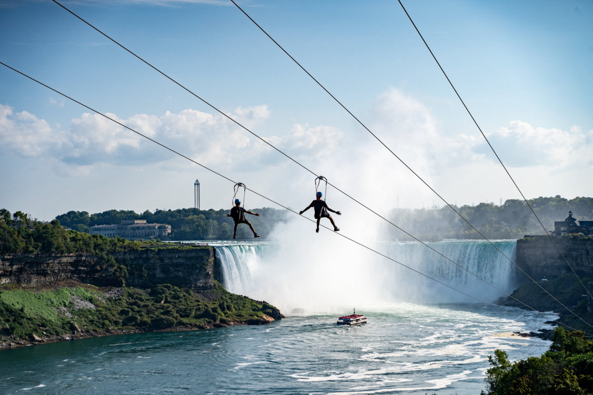 Туристы на зиплине в Ниагарском водопаде. Источник: Shutterstock