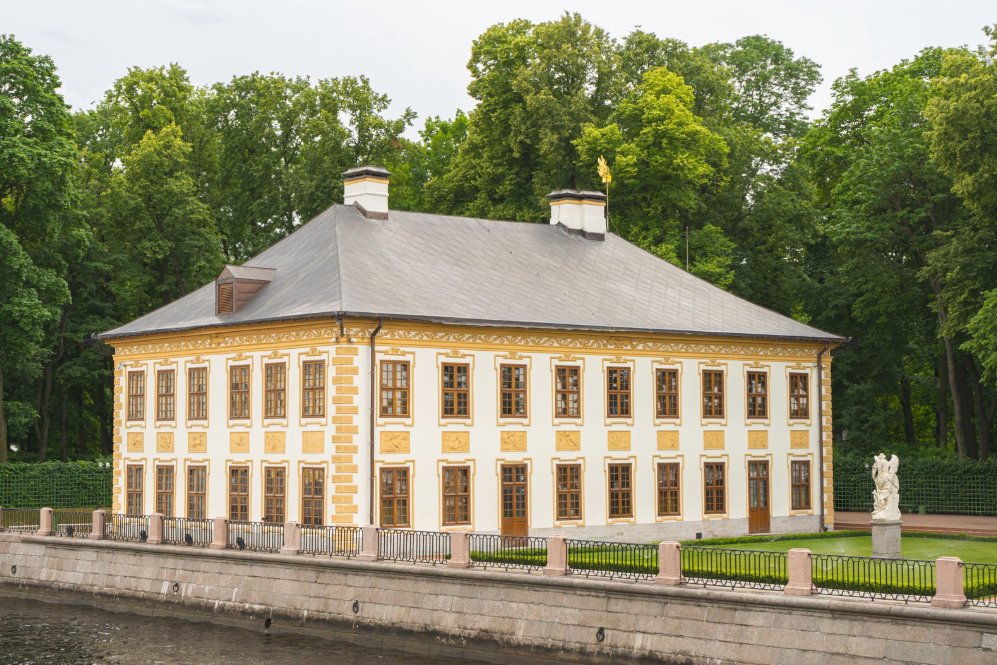 Вид на летний дворец Петра I с Фонтанки Shutterstock.