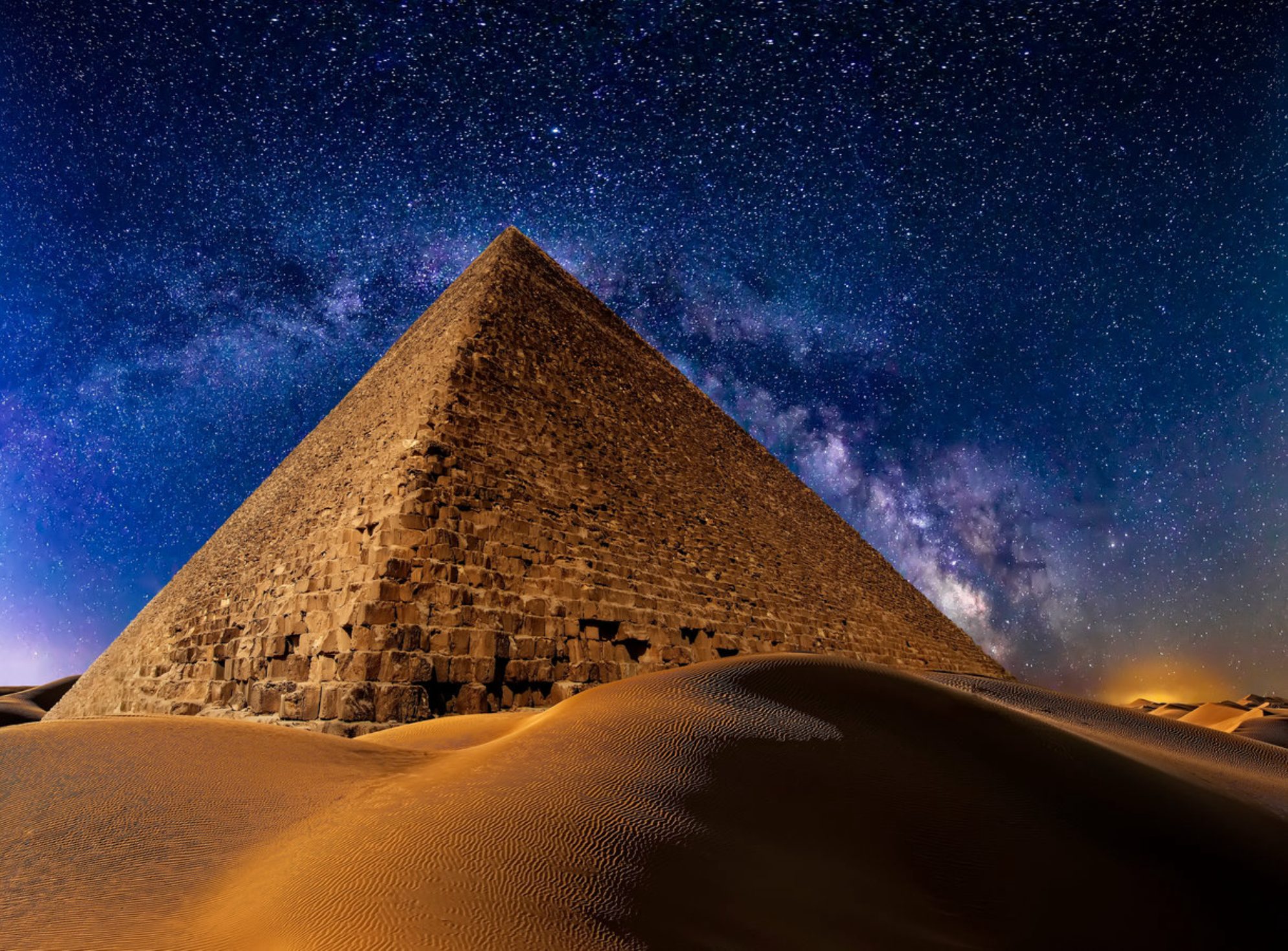 Пирамида Хефрена в пустынных дюнах ночью на фоне звезд и галактики Млечный Путь. shutterstock.com