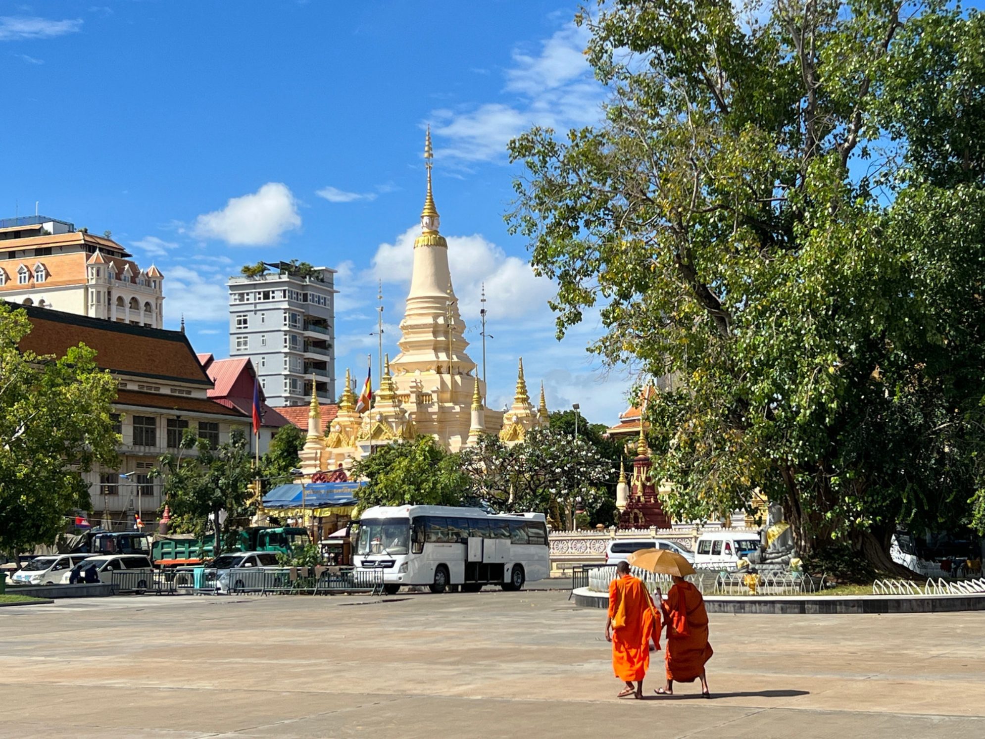 Монахи гуляют в ботум-парке Ват в Пномпене, Камбоджа Shutterstock