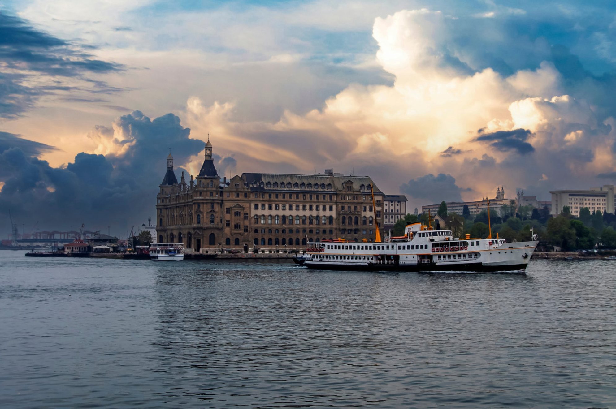 Вид на железнодорожный вокзал Хайдарпаша с моря. shutterstock.com