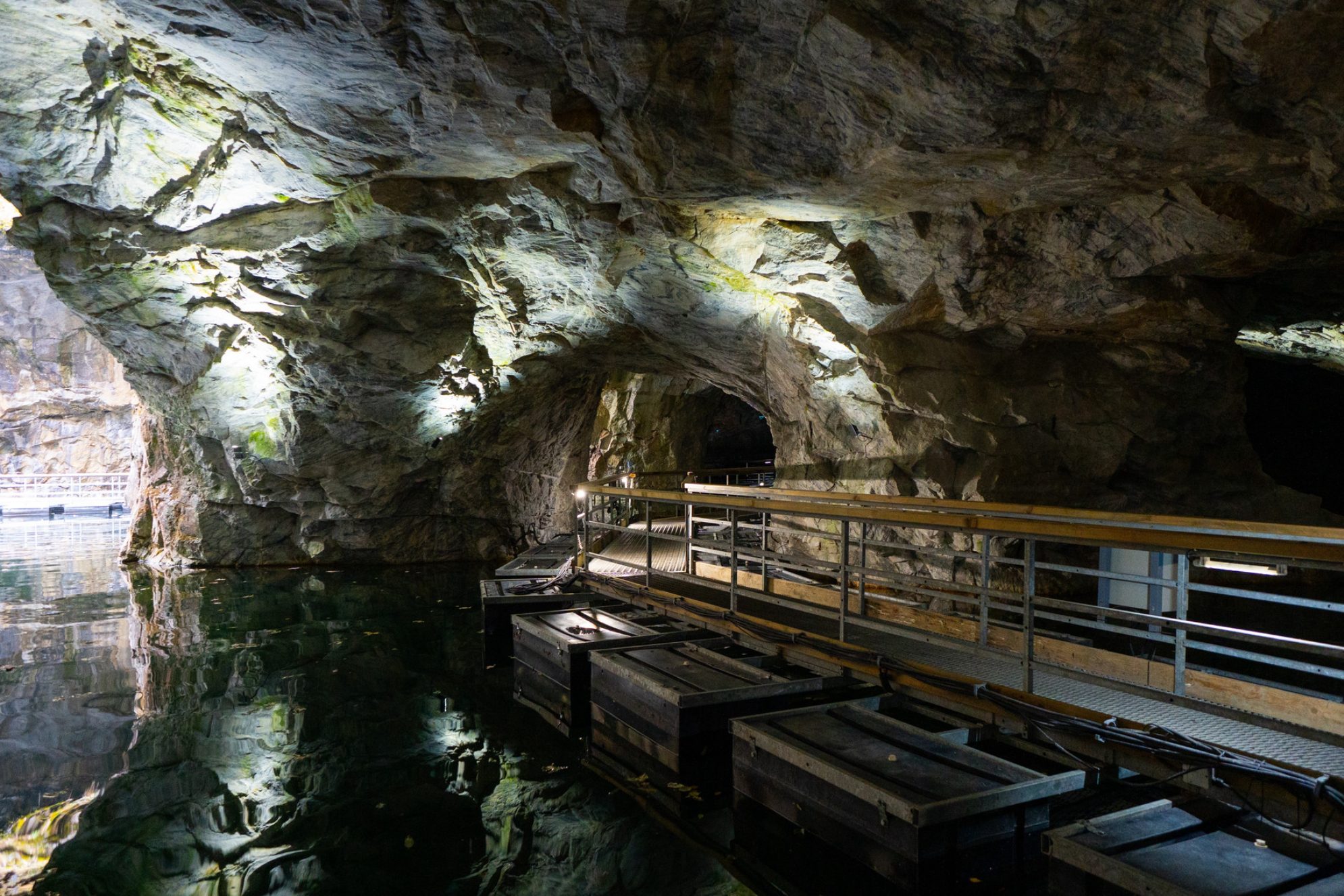 Пещера в горном парке «Рускеала». Источник: Shutterstock