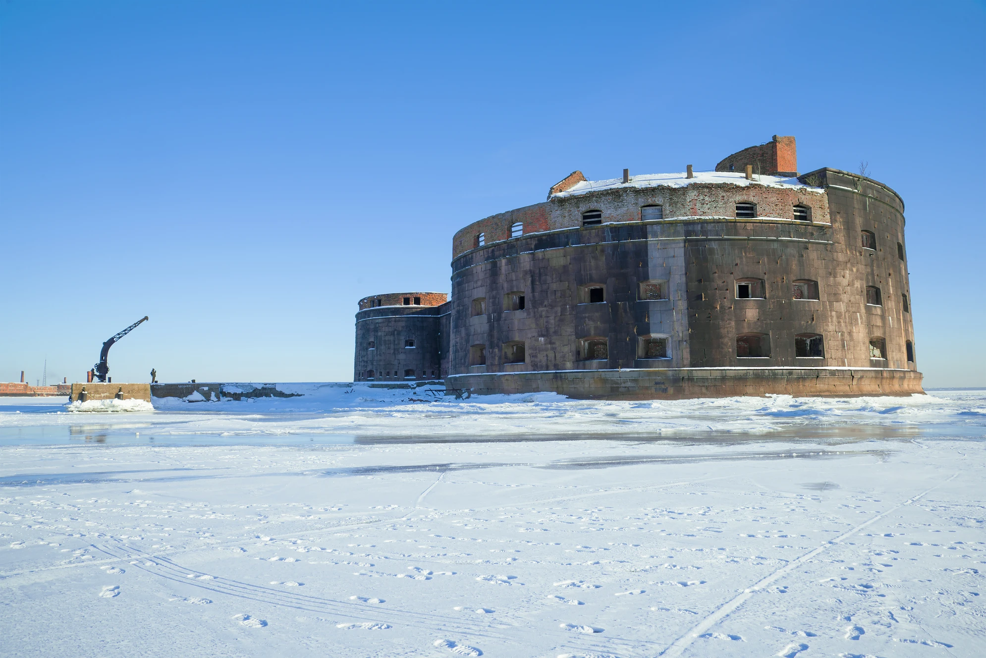 Зимой, окруженный льдами Финского залива, Чумной форт выглядит особенно эффектно. Источник: Shutterstock