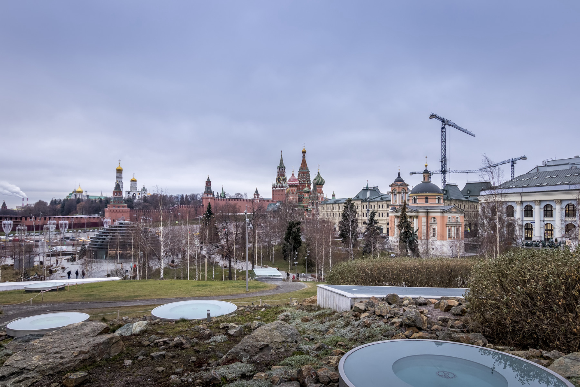 Парк Зарядье в центре Москвы, недалеко от Красной площади и Кремля, в пасмурный зимний день. Источник: Shutterstock