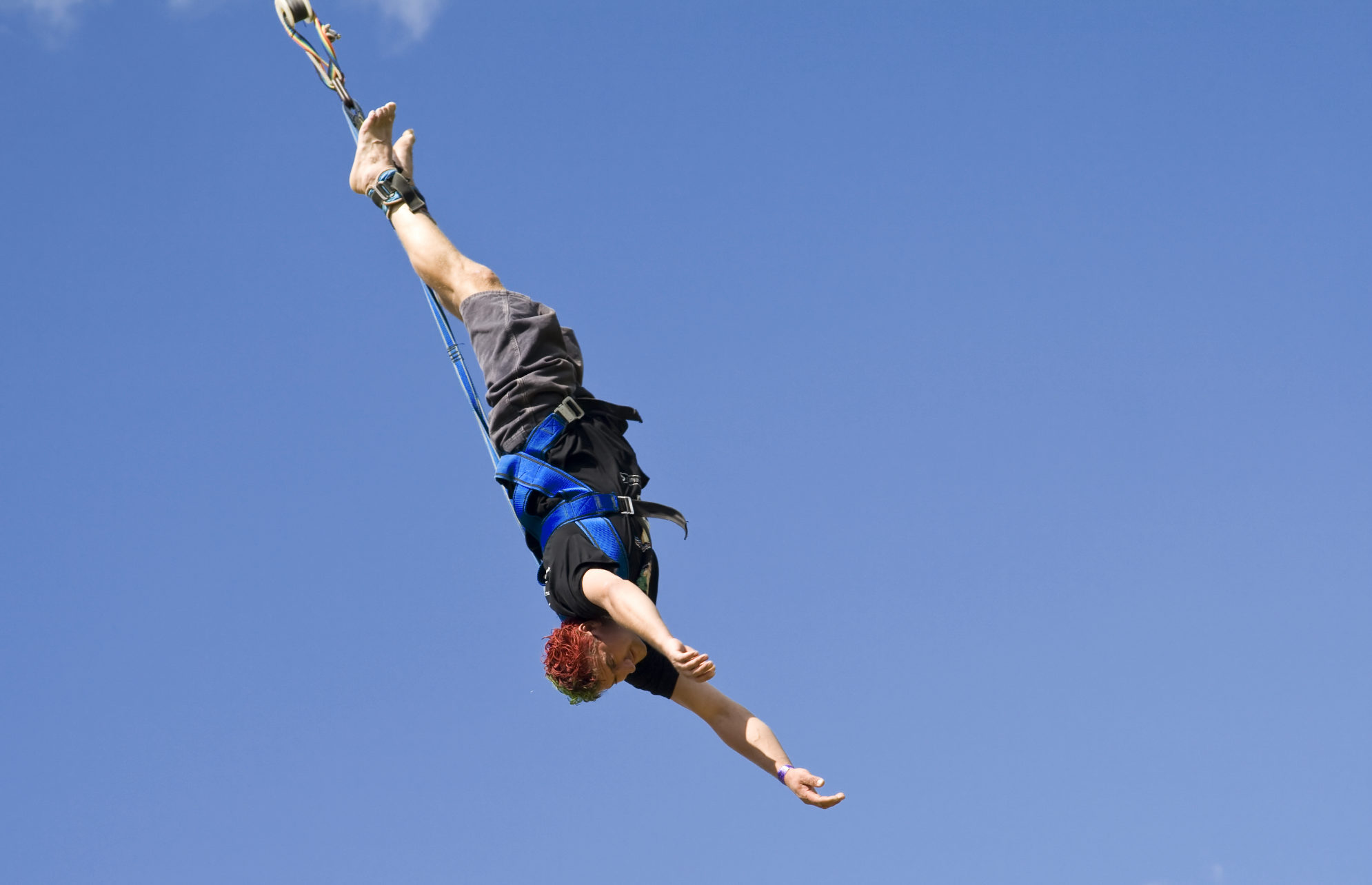 Банджи-джампинг - прыжки с высоты на привязанном к ногам или телу длинном эластичном канате. Источник: Shutterstock