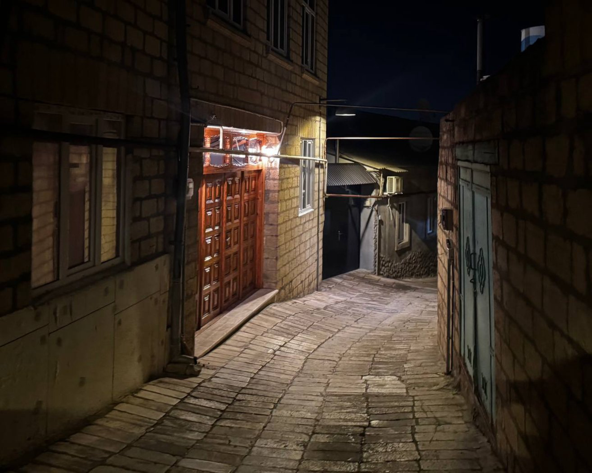 Магалы в вечернее время. Город Дербент. Автор: Кристина Лазарева