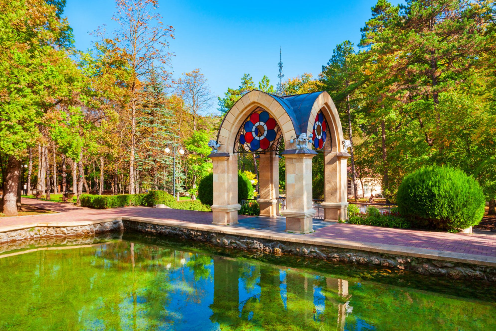 Стеклянный павильон в Кисловодском национальном парке. Источник фото: shutterstock.com