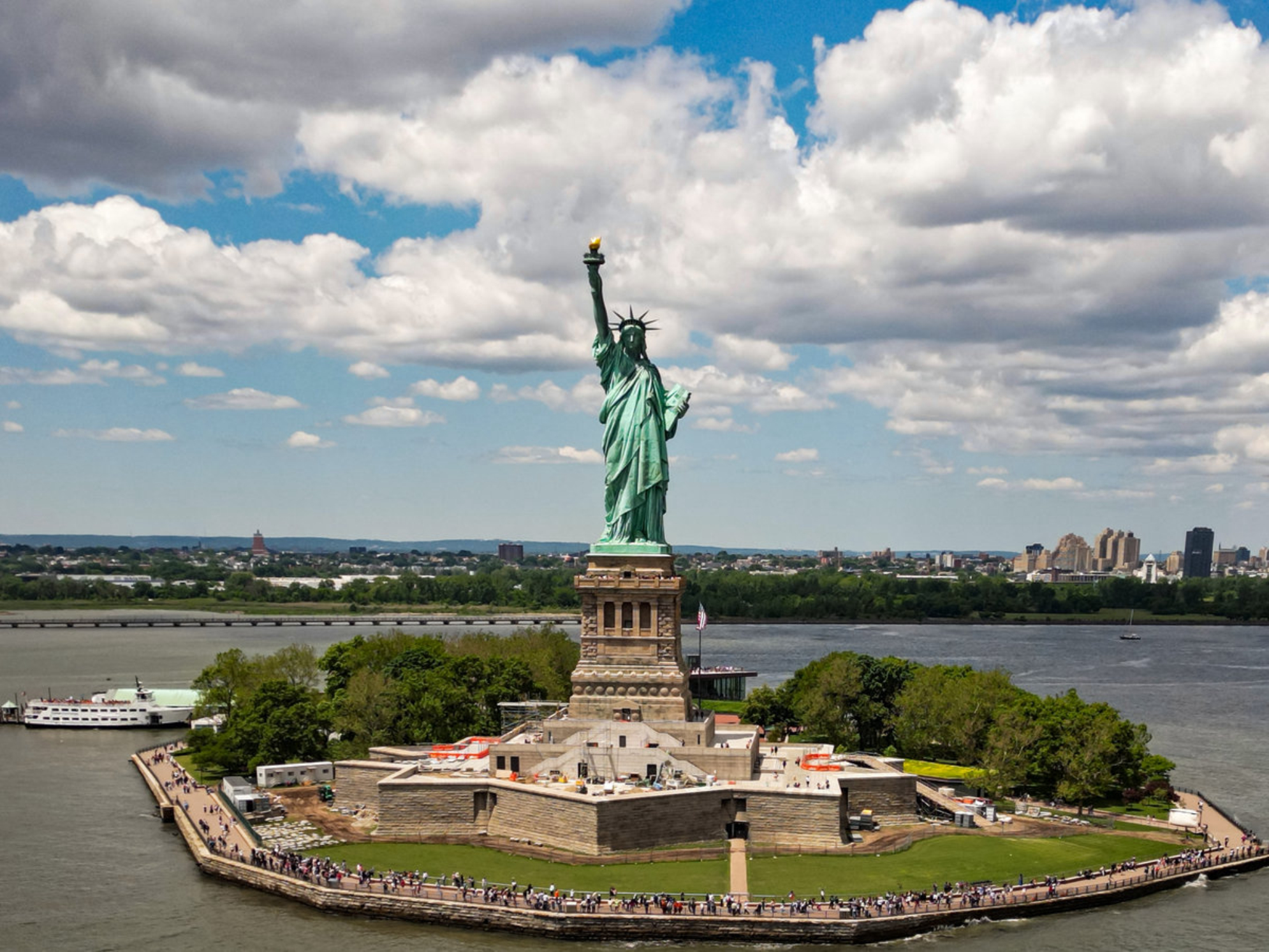 Статуя Свободы на панорамном виде Нью-Йорка Источник