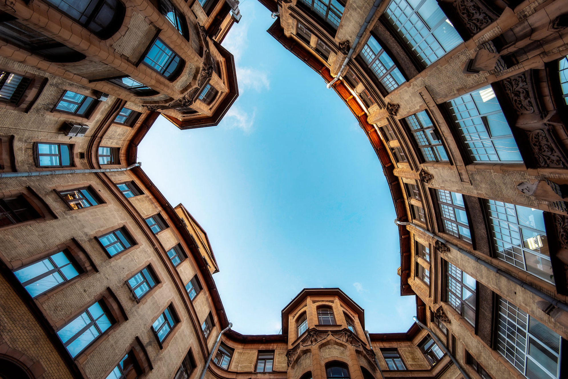 Необычные места Санкт-Петербурга: экскурсия по дворам, арт-пространствам и барам