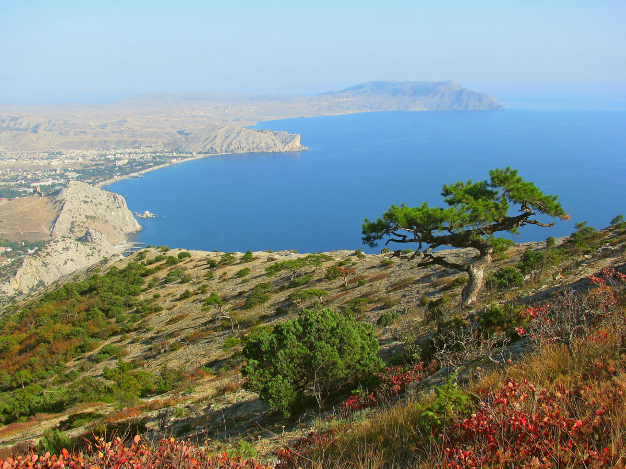 Минус − возможные дожди и ветер, плюс − спокойная атмосфера и возможность увидеть полуостров совсем другим. Источник: shutterstock.com