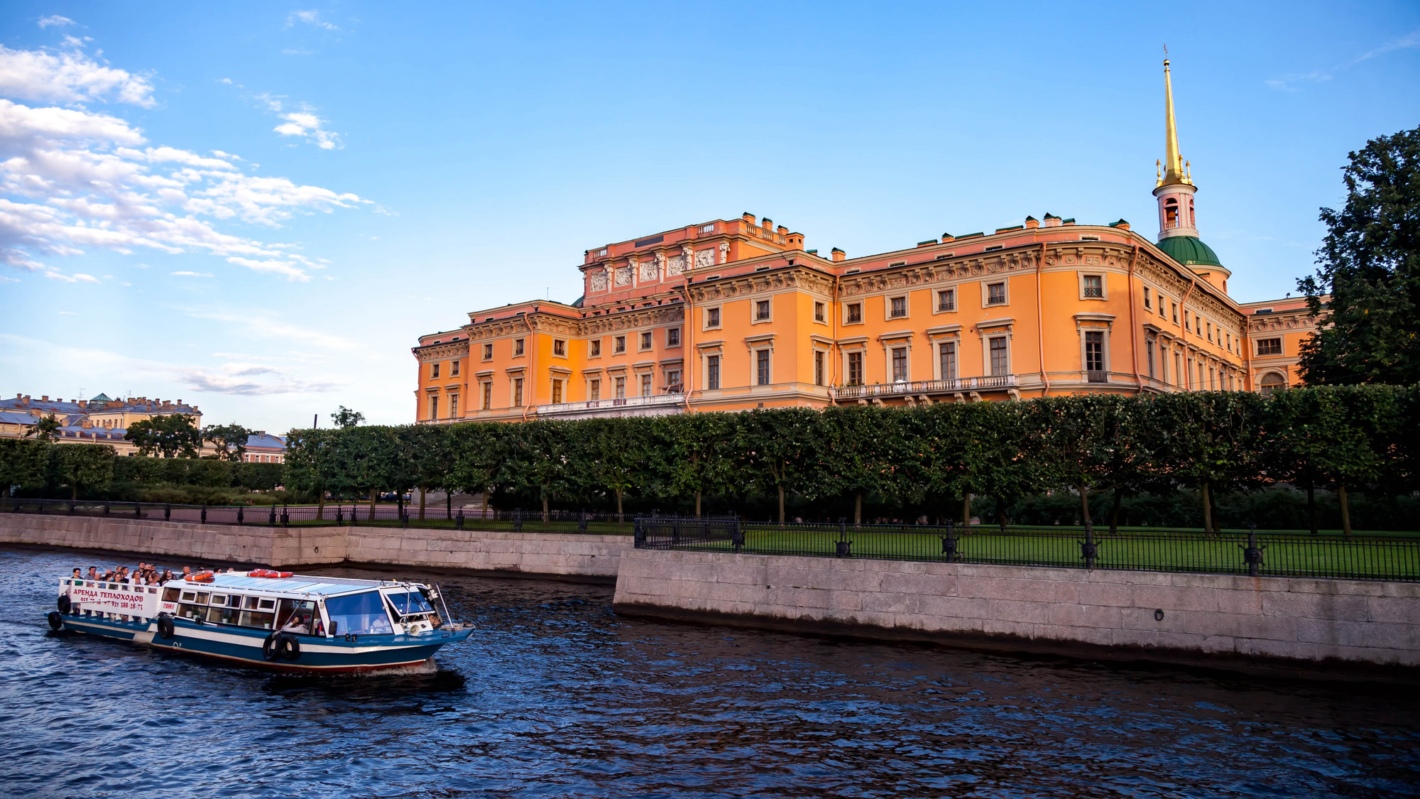 Вид на Михайловский замок и реку Фонтанку. Источник: Shutterstock