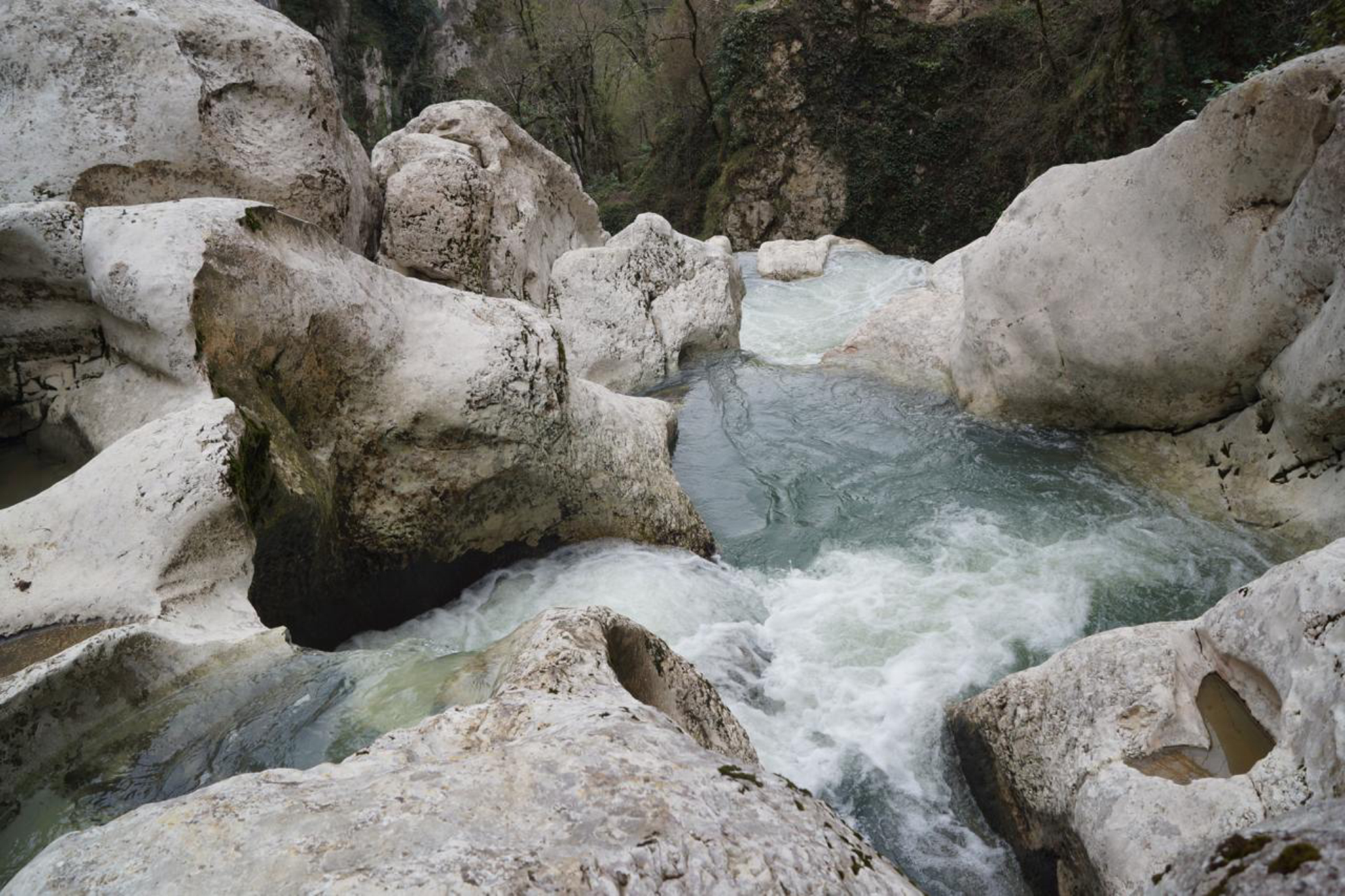 Природные ванны на реке Агура. Источник: Travelto.ru. Автор: Марина Тихомирова