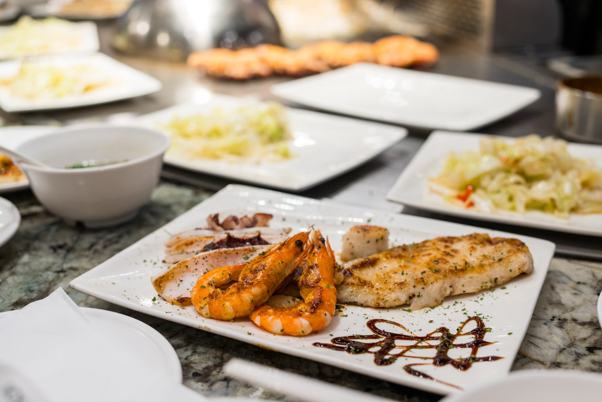 Различные морепродукты.