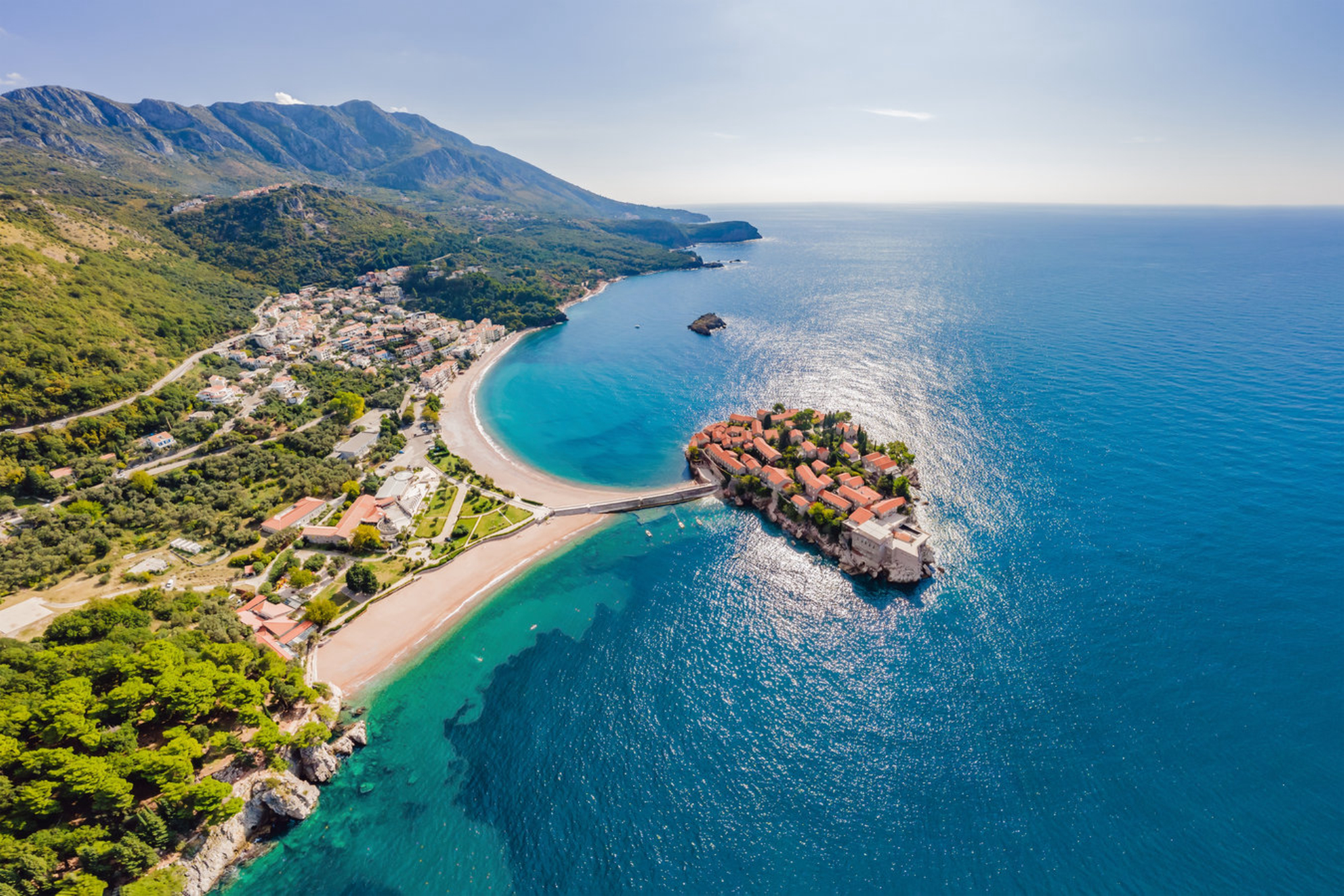 Будва приглашает туристов на пляжи с кристально чистой водой. shutterstock.com