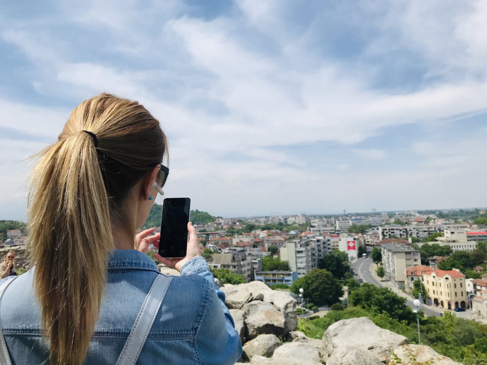 Стоит рассмотреть местных операторов связи - у них лучше покрытие. Источник: Envato Elements