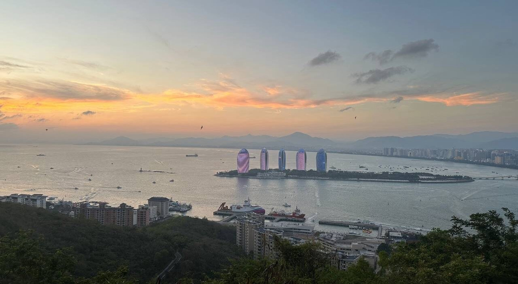 Вид на гавань туристической столицы острова - города Саньи