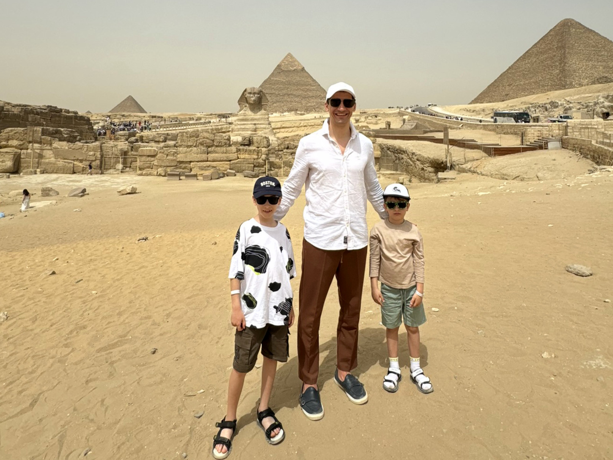 Традиционные фото на фоне пирамид. Источник: личный архив
