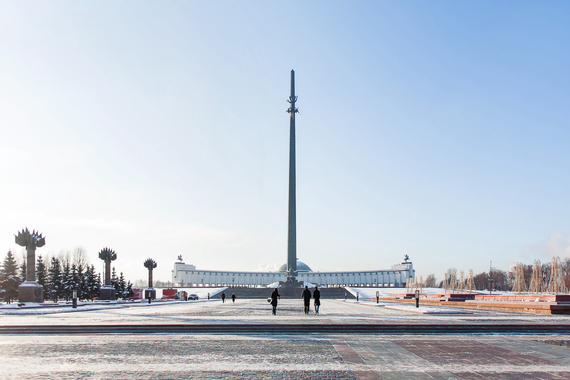 Парк Победы в Москве, посвященный памяти Второй мировой войны 1941-1945 годов. Солнечный зимний день. Россия Shutterstock