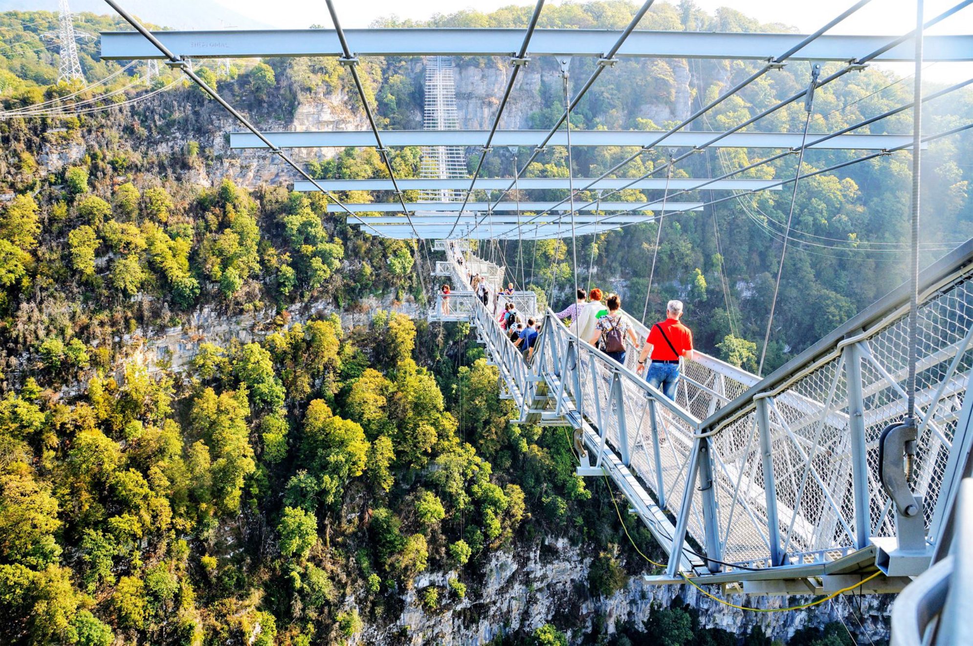 Вид на подвесной мост в скайпарке «AJ Hackett».
