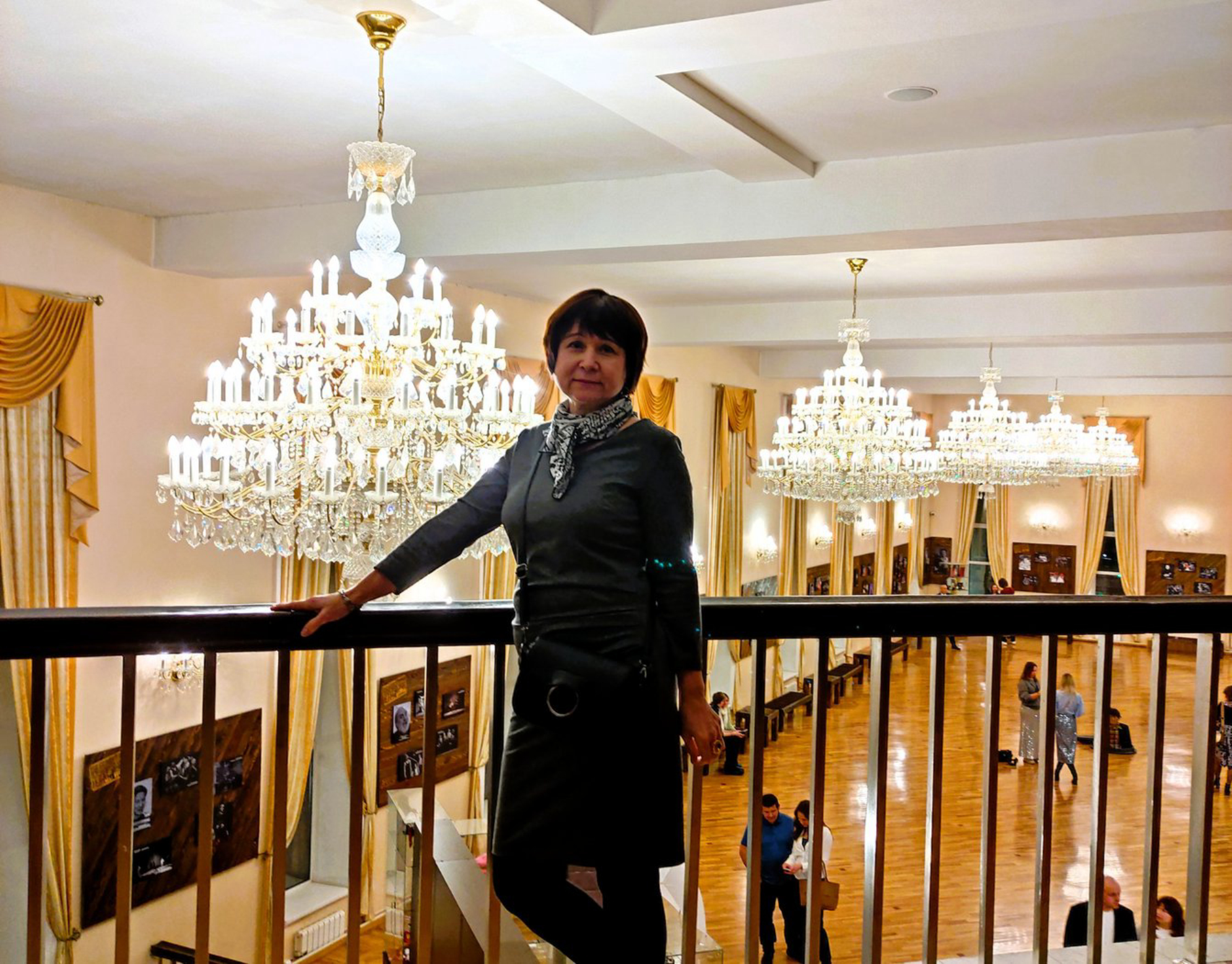 Автор на фоне красивых люстр в фойе театра. Автор фото: Любовь Федорова