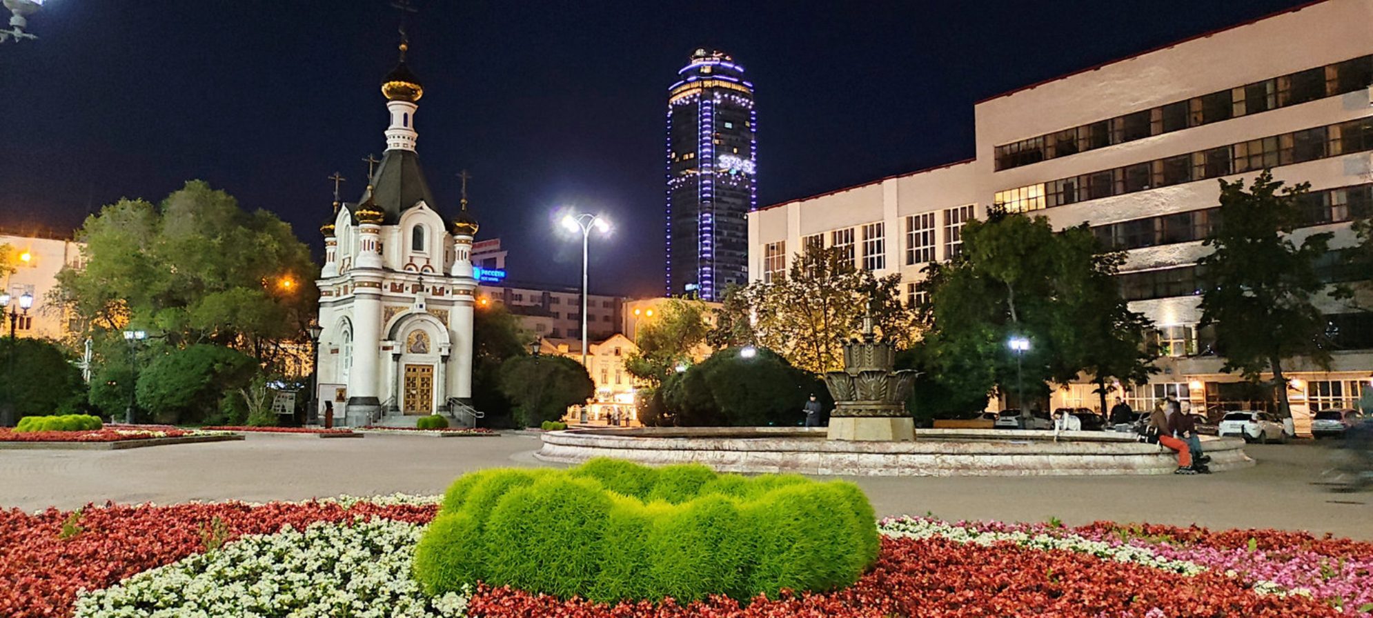 Площадь Труда, фонтан «Каменный цветок» и часовня в честь святой Екатерины. Автор фото: Любовь Федорова