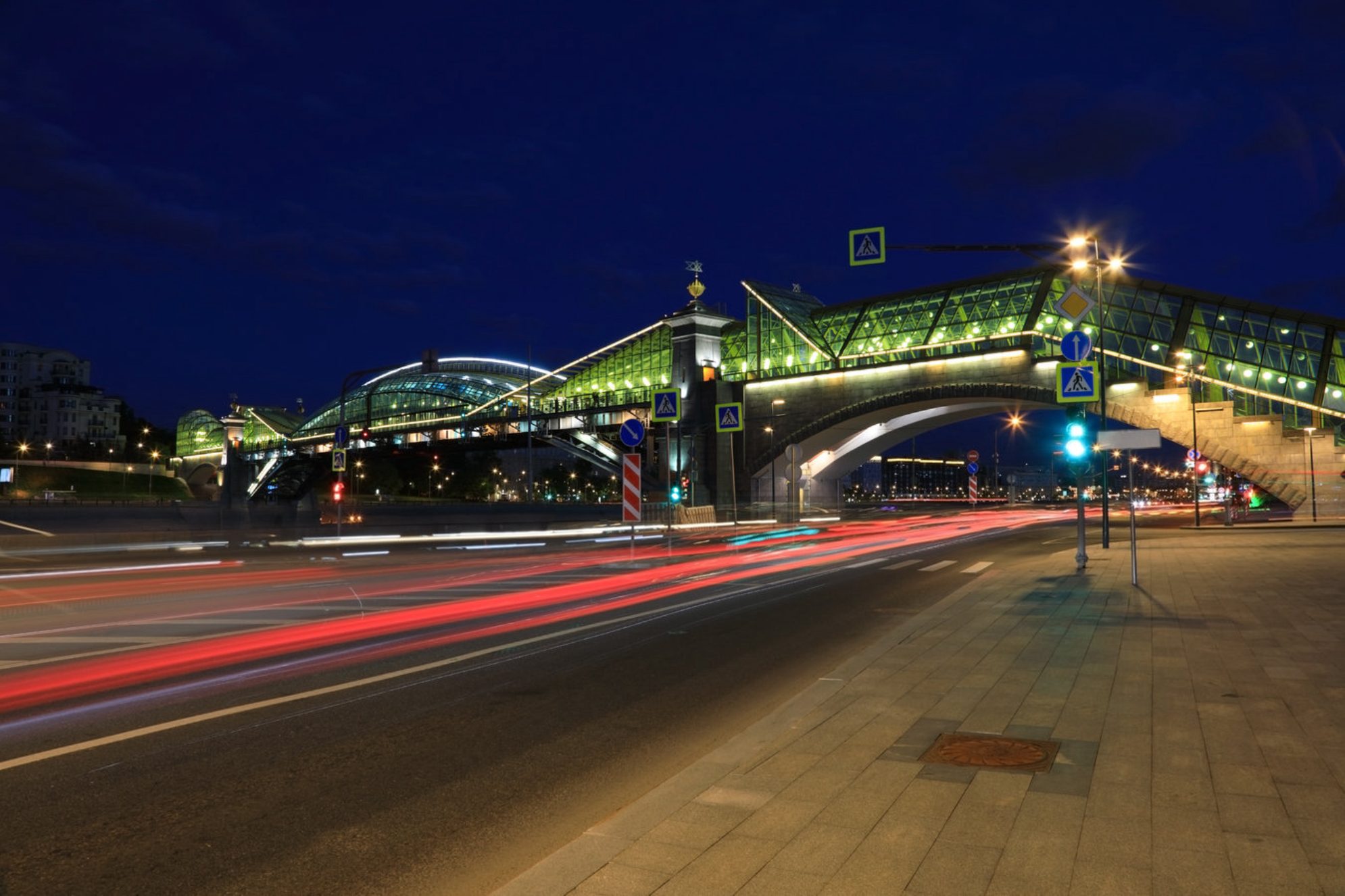 Особенно красиво здесь на закате или в вечерней подсветке - город в этом свете выглядит по-особенному торжественно shutterstock.com