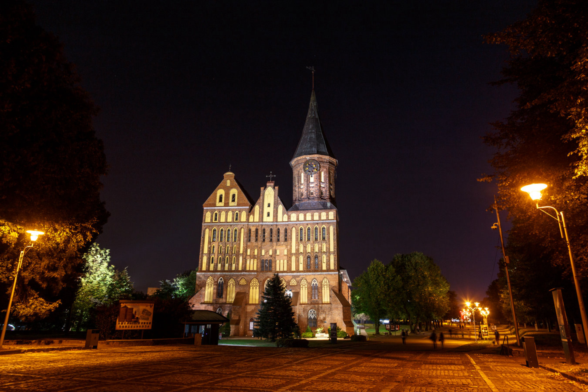 Ночное фото центральной части Калининграда. Источник: Shutterstock