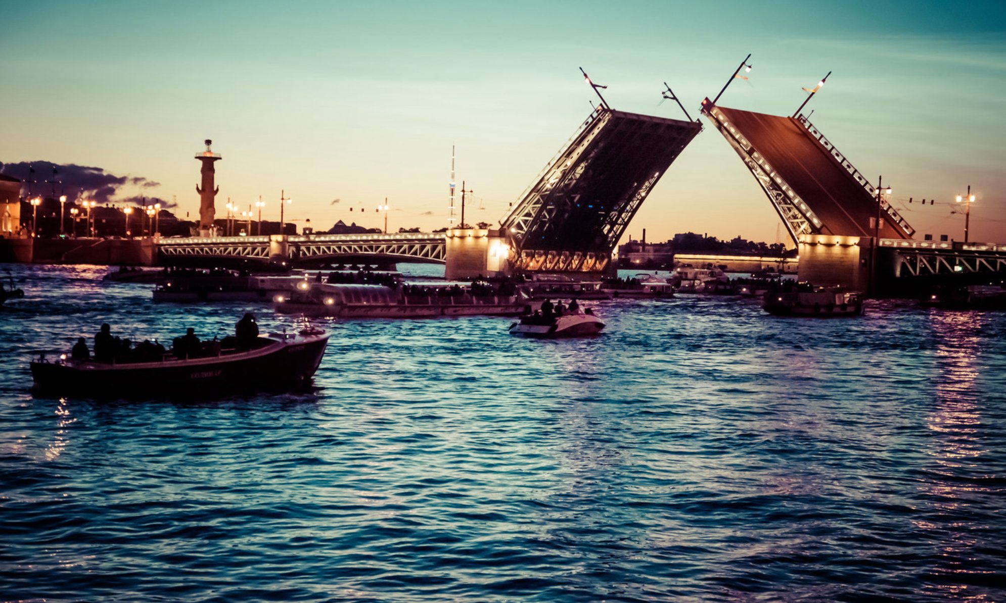 Приготовьтесь к волшебству, когда стальные гиганты медленно встают, открывая путь в ночное небо. Источник: Shutterstock