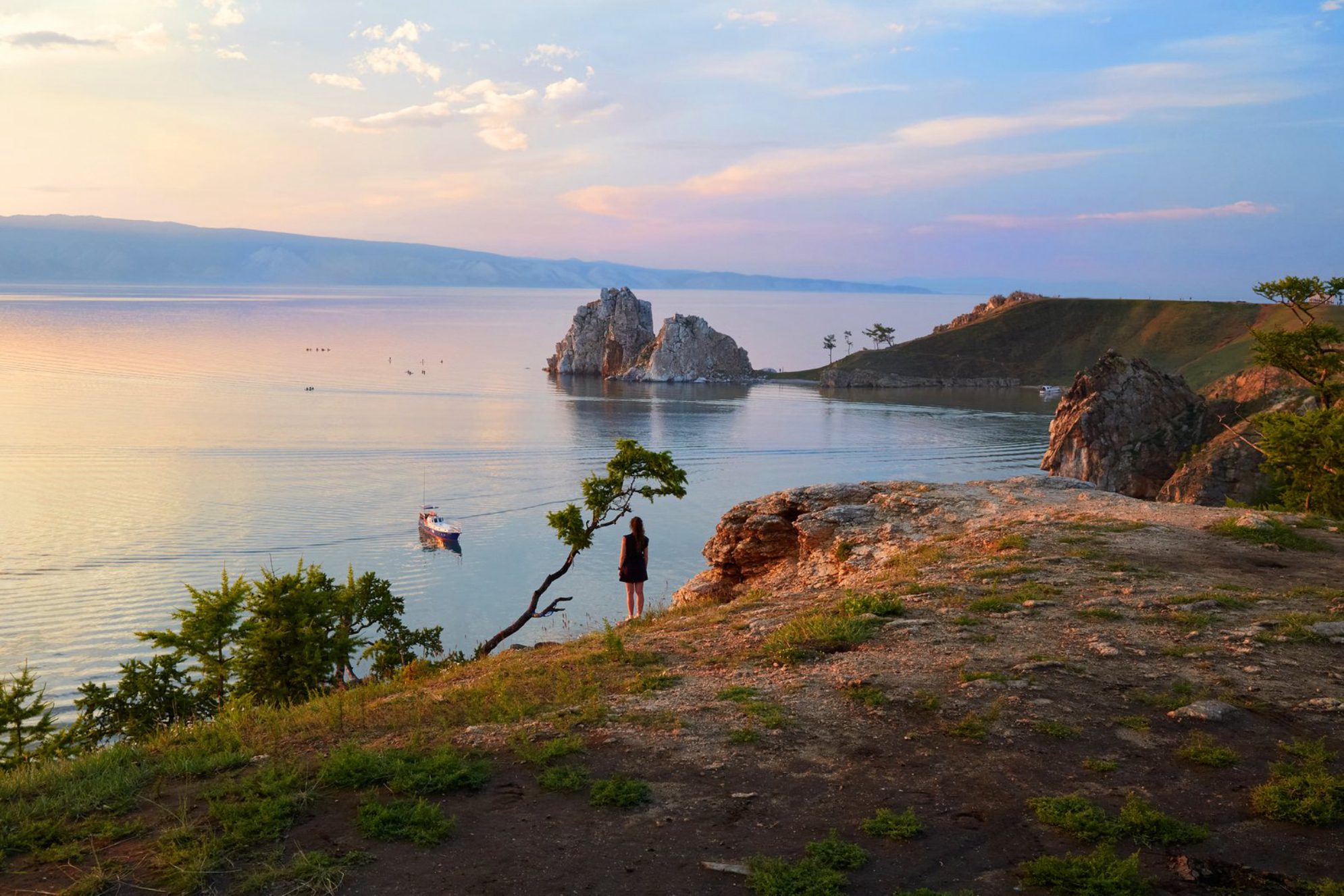 Выбор экипировки будет зависеть от места путешествия. Например, на Байкале или Кольском полуострове обязательно нужны теплые вещиИсточник фото: elements.envato.com