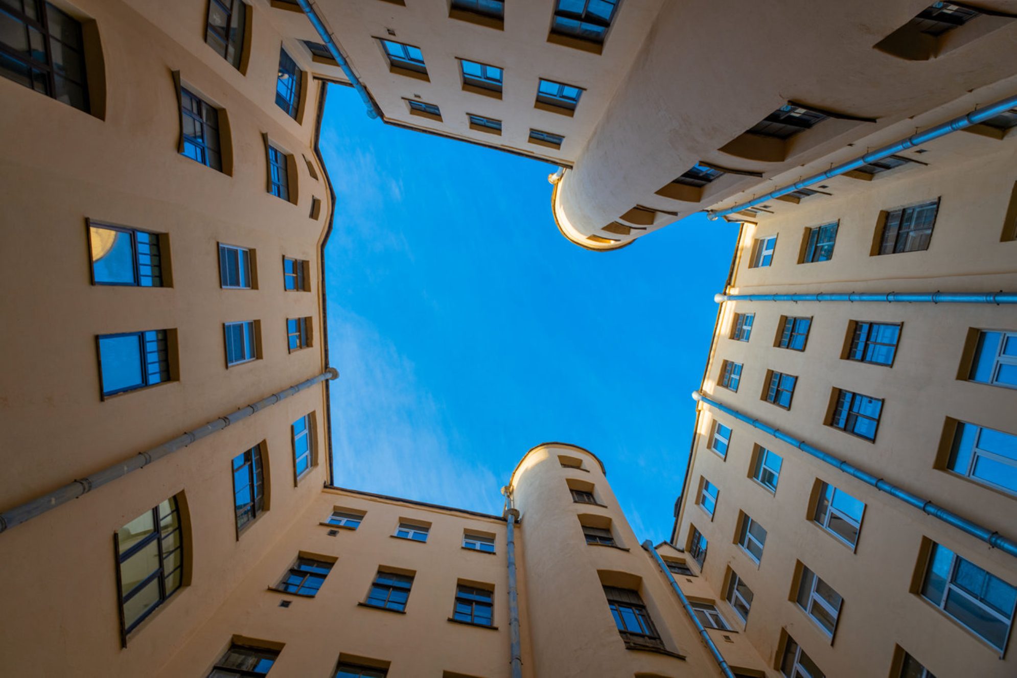 Дворы-колодцы являются популярной туристической достопримечательностью Санкт-Петербурга. Shutterstock.