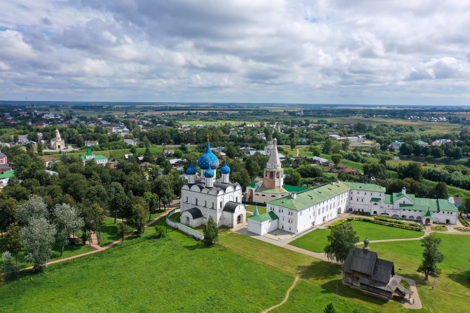 Белокаменные храмы и синие купола видно издалека. Источник фото: Shutterstock