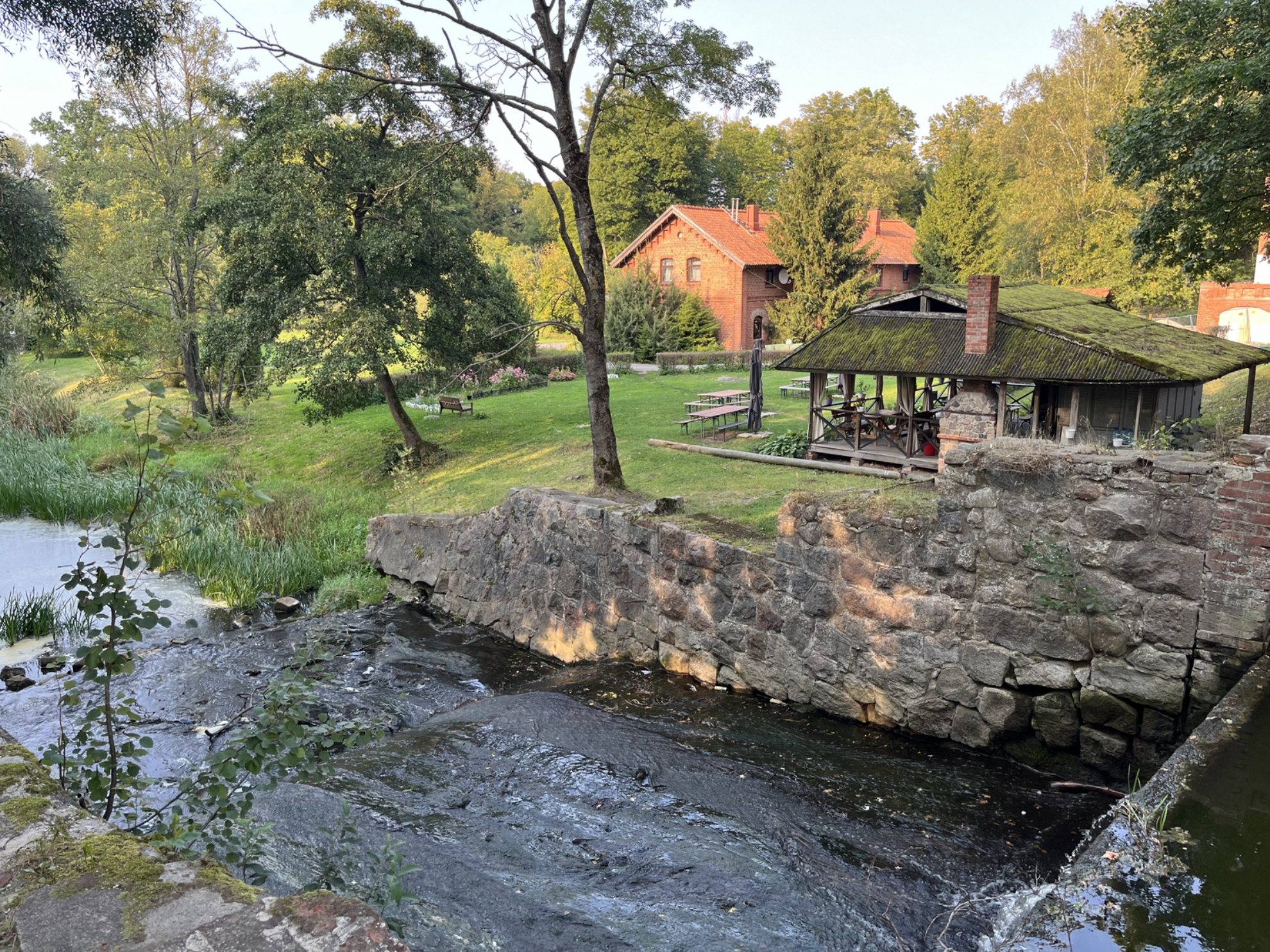 Гостевой дом рядом со зданием мельницы в Железнодорожном, 2024 год.Источник фото: drive.google.comАвтор: Татьяна Леднева
